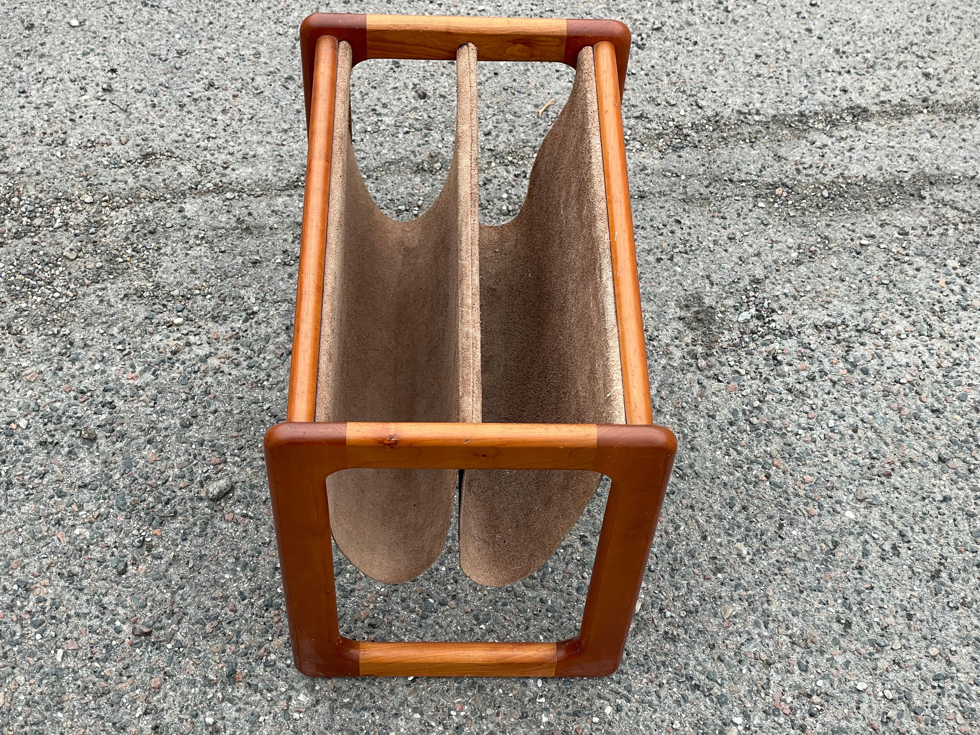 1960´s Danish Mid-Century Modern magazine holder crafted in teak and leather For Sale 1