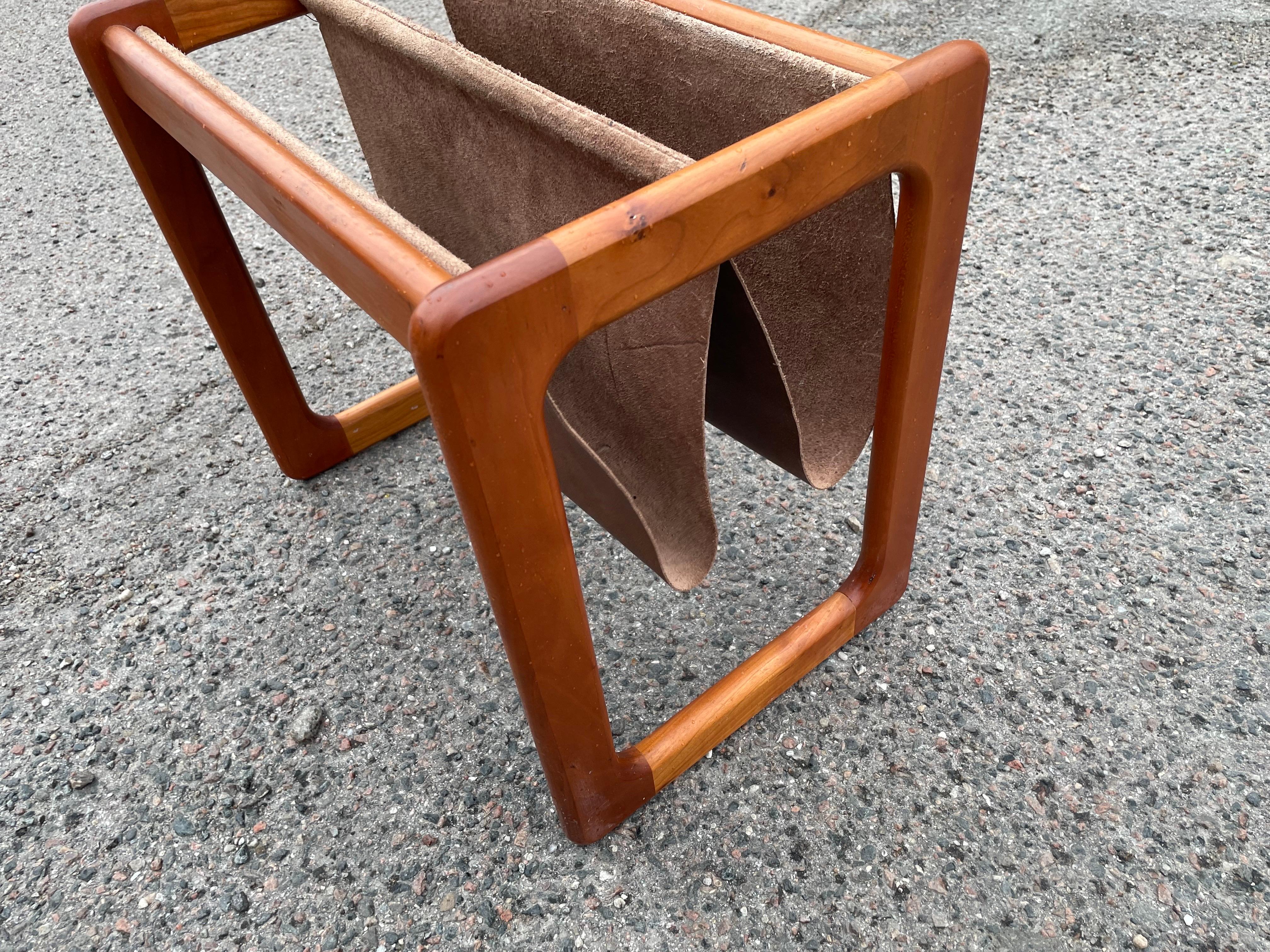1960´s Danish Mid-Century Modern magazine holder crafted in teak and leather For Sale 2