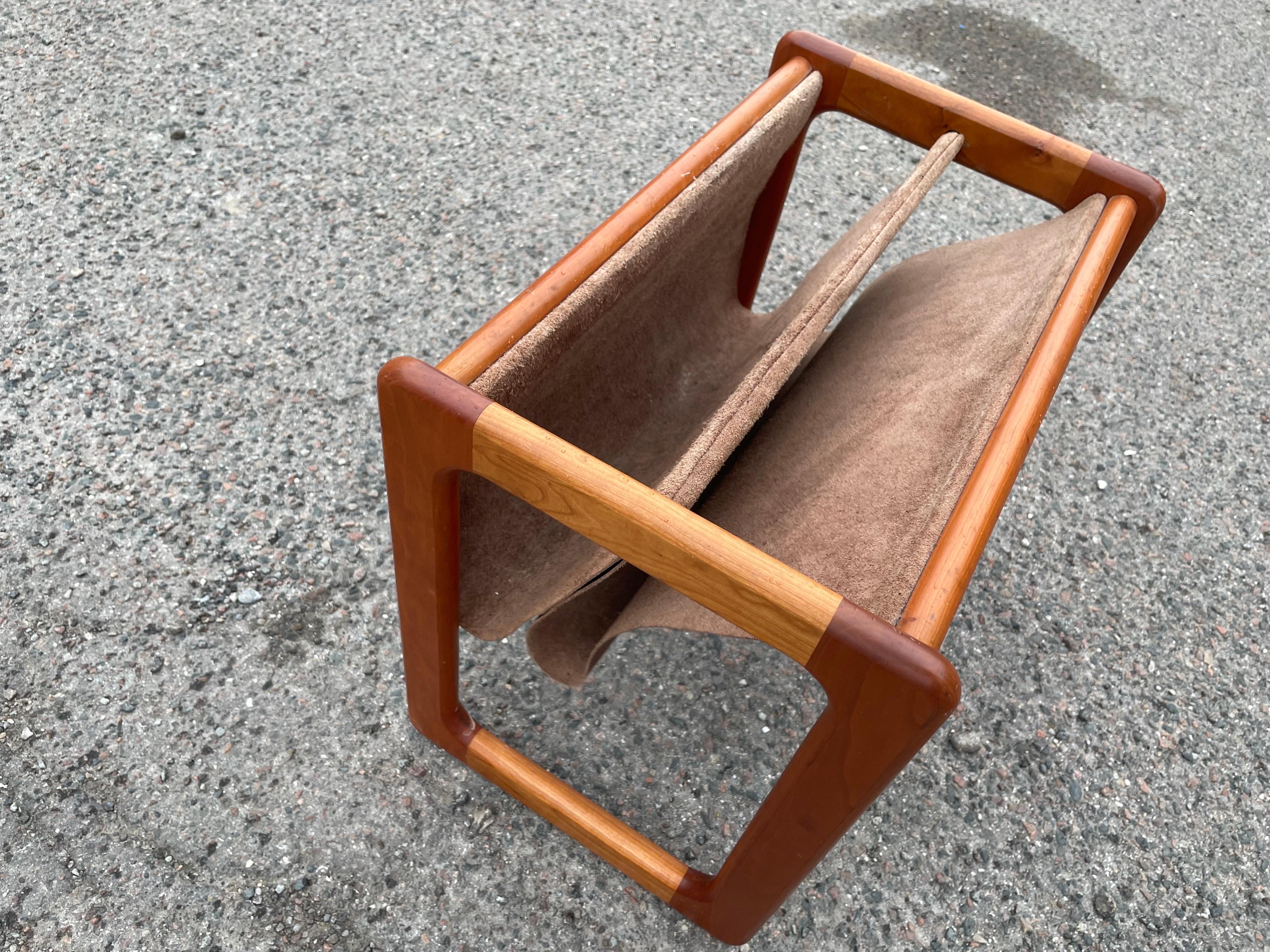 1960´s Danish Mid-Century Modern magazine holder crafted in teak and leather For Sale 4