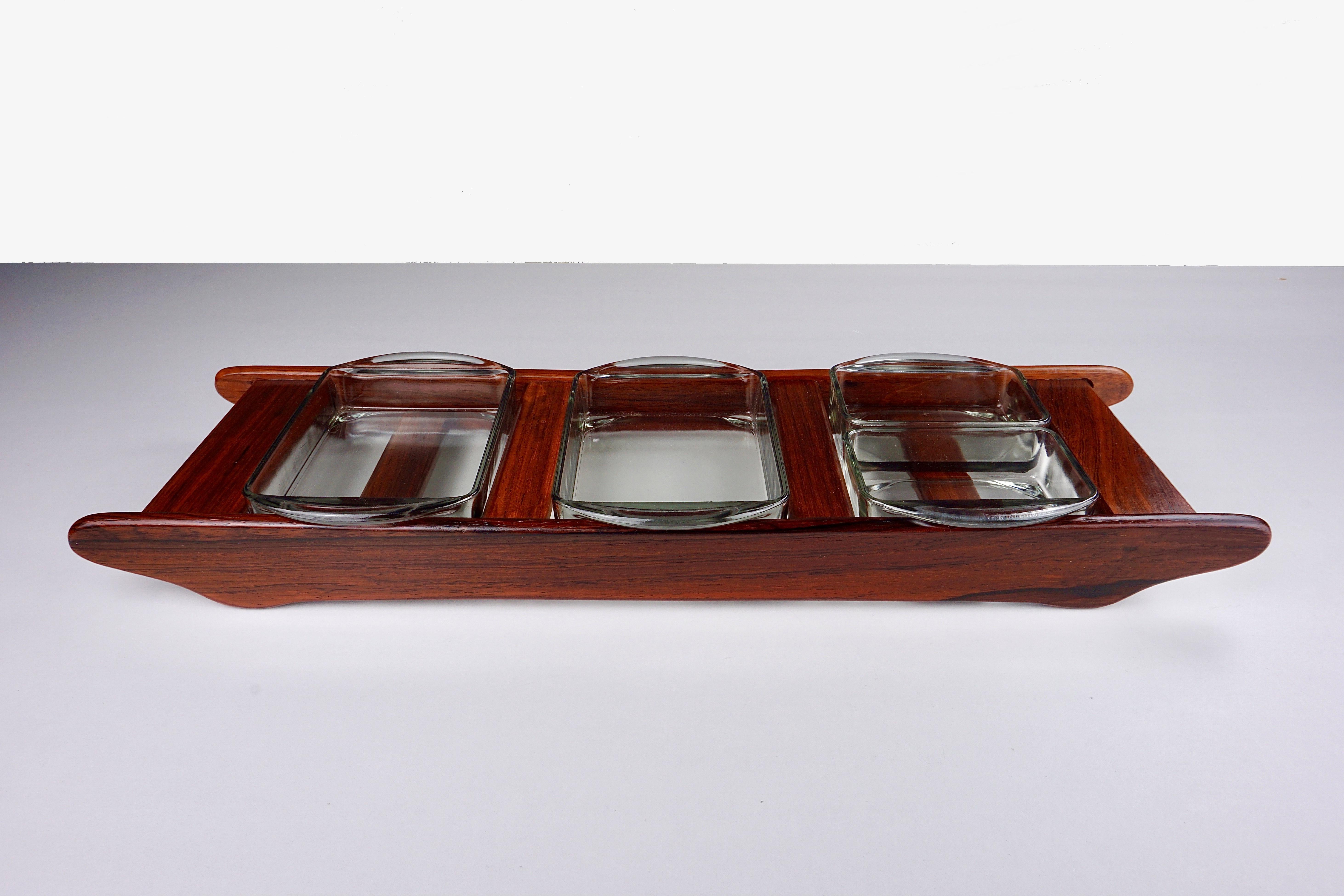 Danish 1960´s rosewood serving tray with small dishes for culinary accessories.

The elegant tray consisting of a rosewood tray and 4 containers for culinary accessories is in very good condition with almost no signs of age and use.

The serving