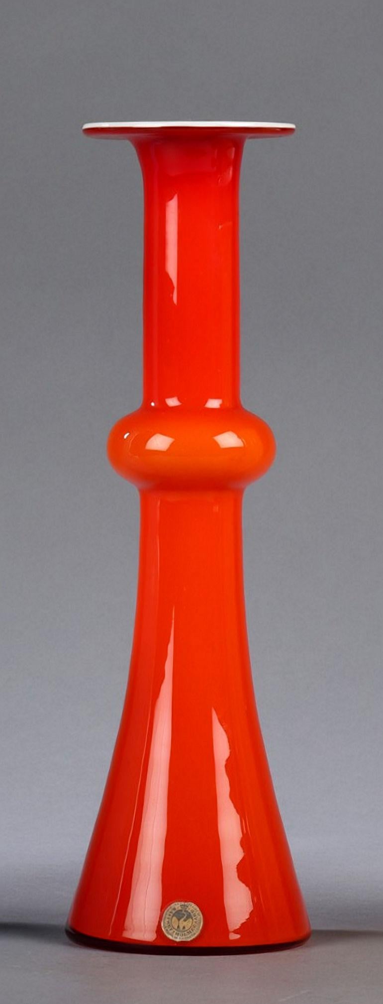 Scandinave moderne Vase danois des années 1960 en verre rouge soufflé à la bouche par Christer Holmgren pour Holmegaard en vente