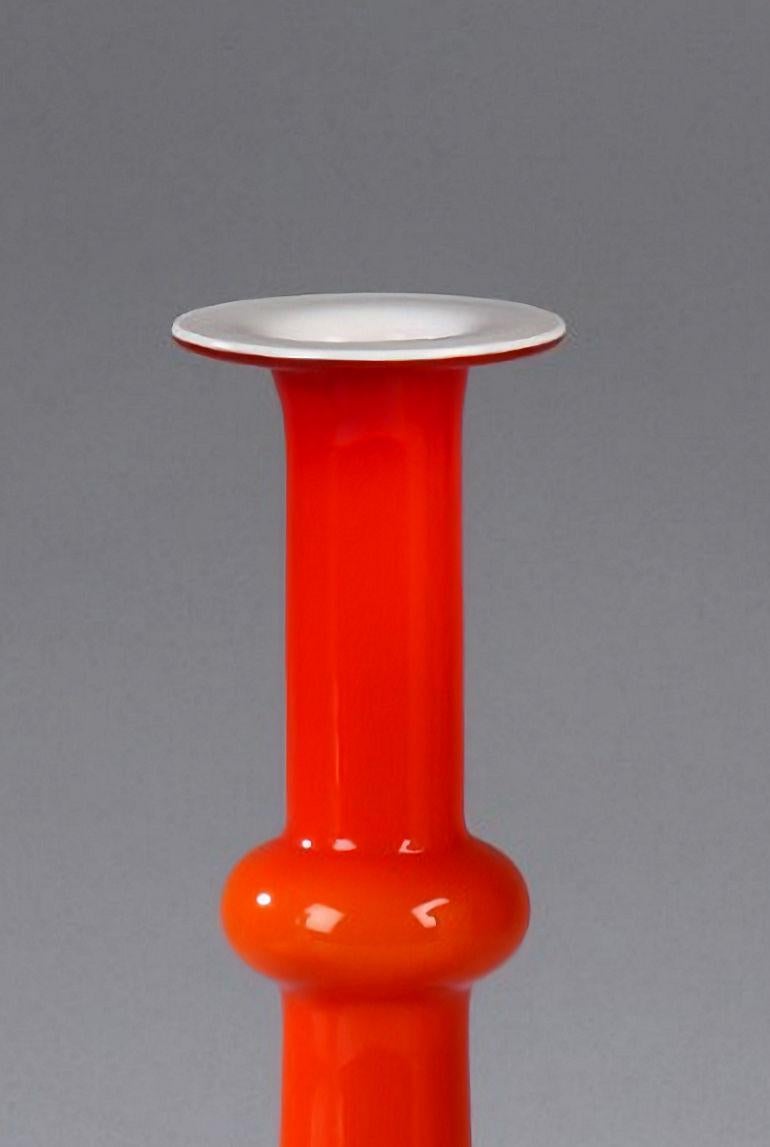 Danois Vase danois des années 1960 en verre rouge soufflé à la bouche par Christer Holmgren pour Holmegaard en vente