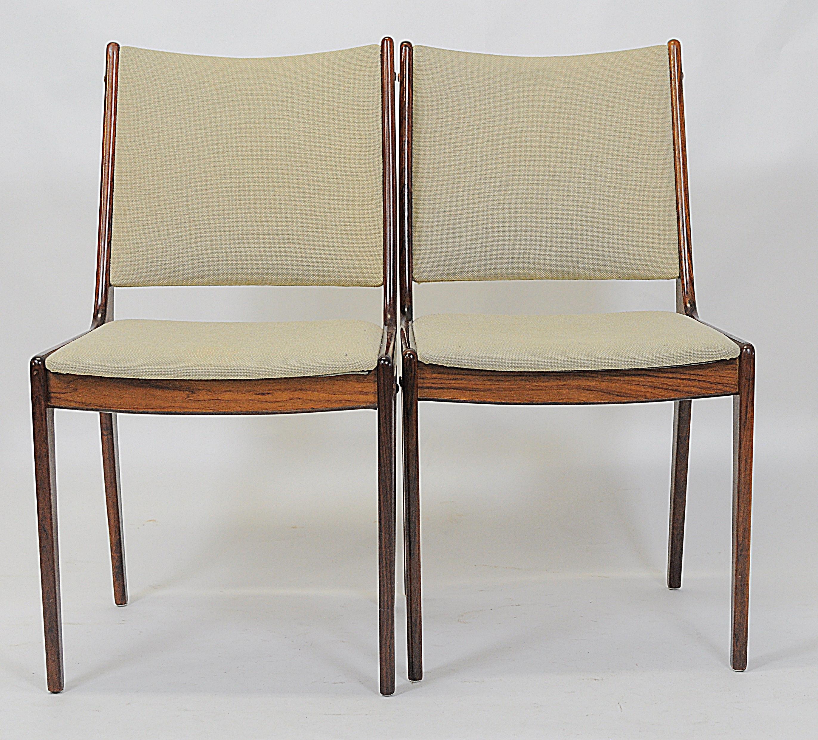 Set of 8 1960s Johannes Andersen dining chairs in rosewood made by Uldum Møbler, Denmark.

The set of dining chairs feature a clean simple yet elegant design that will fit in well in most houses. 

The chairs have been fully restored and refinished
