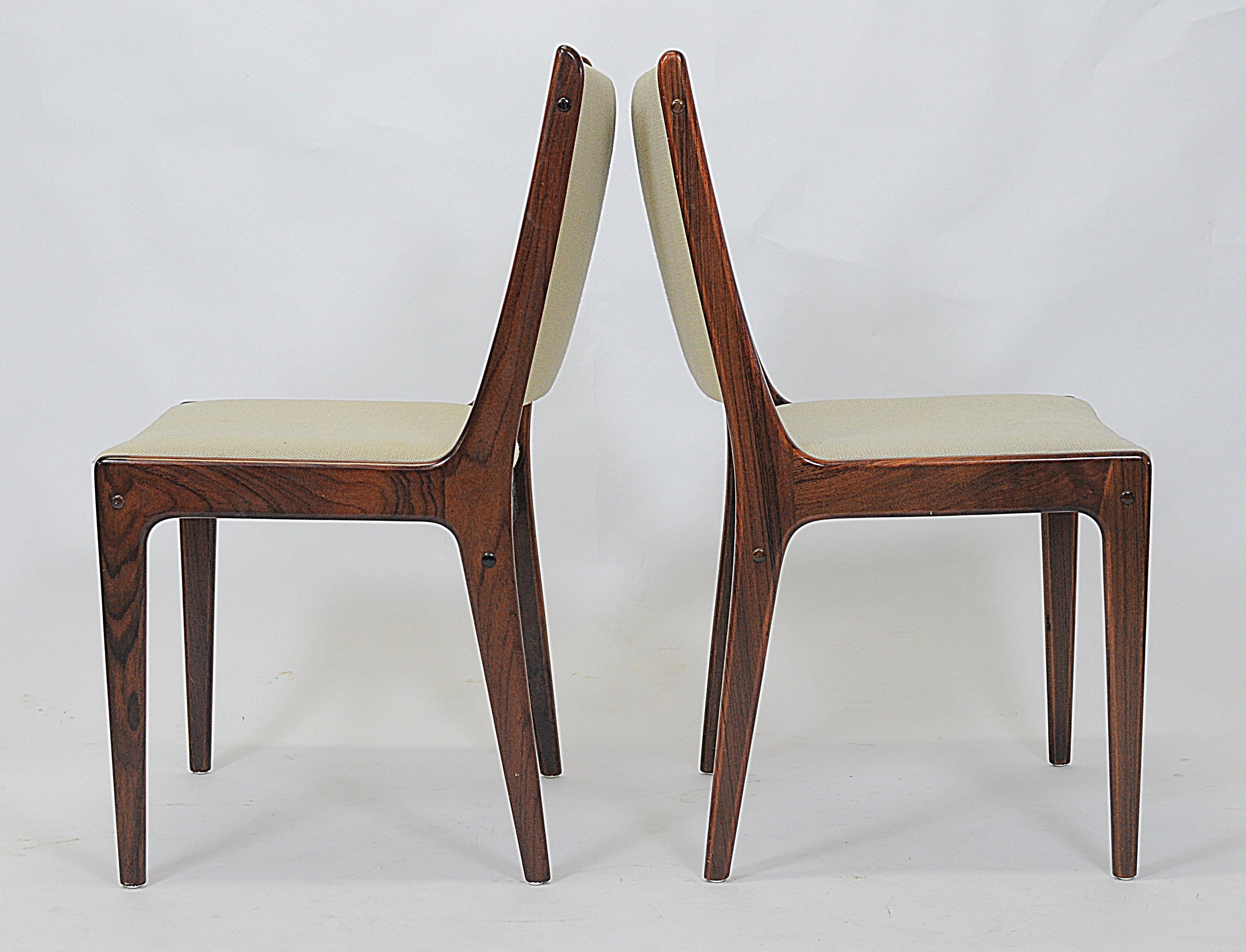 Acht restaurierte Esszimmerstühle aus Rosenholz von Johannes Andersen, neu gepolstert, mit Polsterung (Skandinavische Moderne)