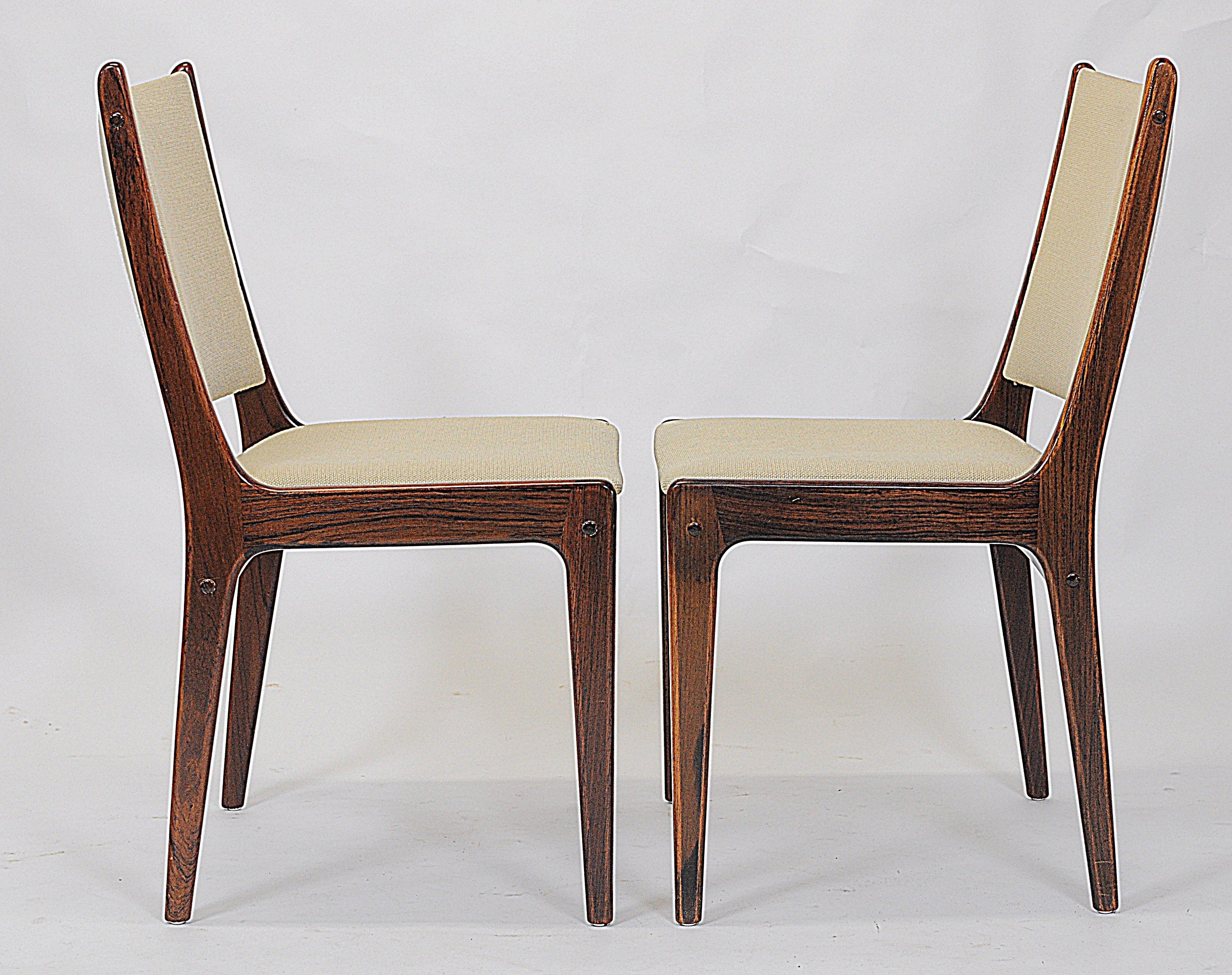 Danois Huit chaises de salle à manger restaurées Johannes Andersen, dont le rembourrage est inclus