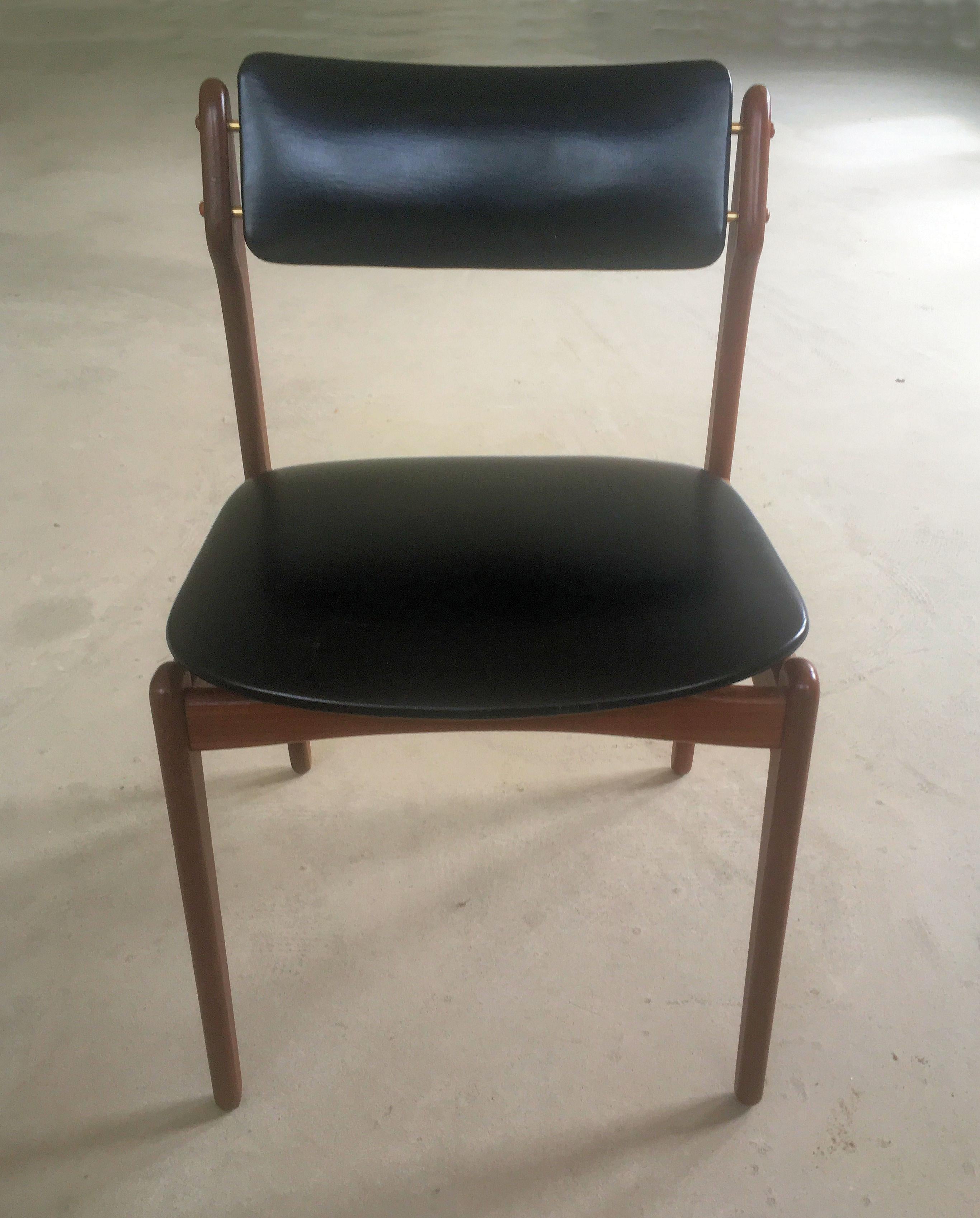 Erik Buch Esszimmerstühle aus Teakholz aus den 1960er Jahren.

Die Stühle sind eine Weiterentwicklung des von Erik Buchs entworfenen Esszimmerstuhls Modell 49, der für seine elegante, schwebende Sitzfläche bekannt ist. Hinzu kommen Details wie eine