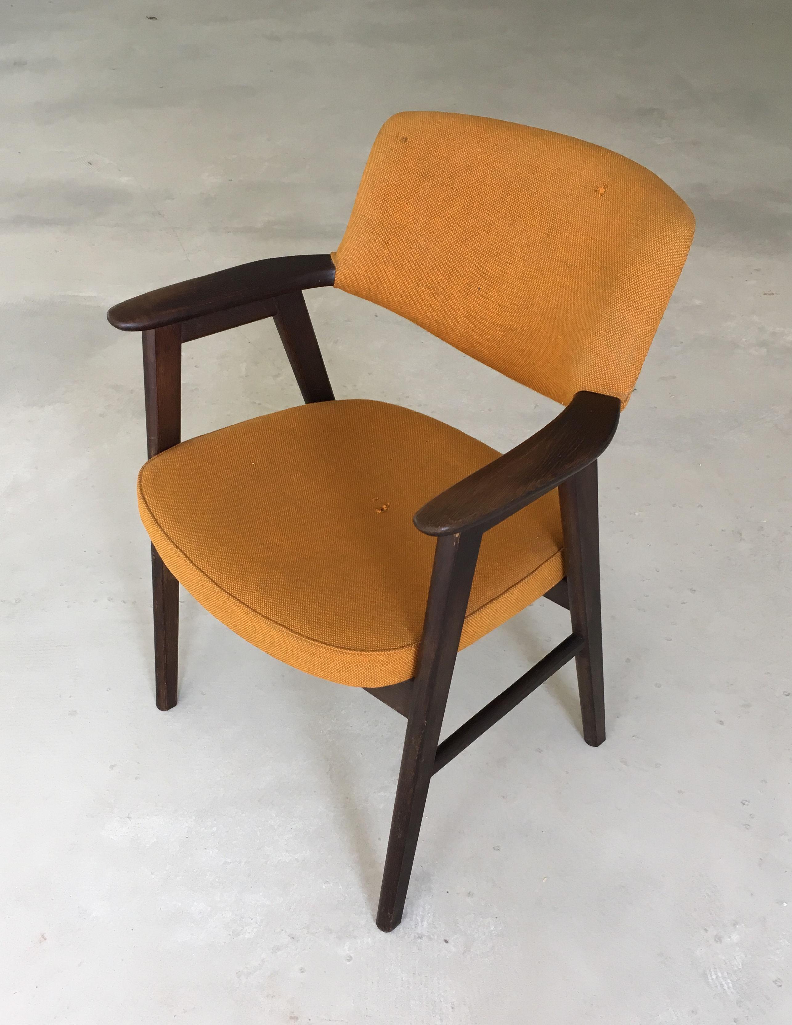 Erik Kirkegaard dänischer Schreibtischstuhl aus gegerbter Eiche, entworfen für Høng Stolefabrik im Jahr 1956. 

Der bequeme Stuhl hat ein schlichtes, minimalistisches Design und eignet sich auch gut als Schreibtischstuhl.

Die Gestelle der Stühle