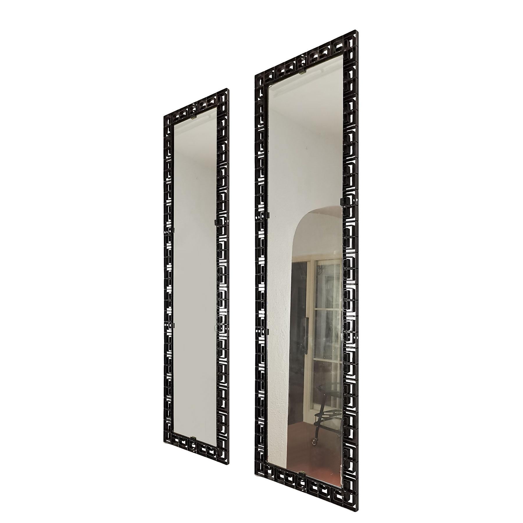 Falsche Paar Spiegel, Schmiedeeisen mit schwarzer Patina Rahmen, ausgezeichnete Qualität. Große mit dem ursprünglichen Spiegel, einige Verluste (Möglichkeit, es zu ändern) und die andere ist eine neue.
Italien, um 1960

Maße: Großer Spiegel 49 x