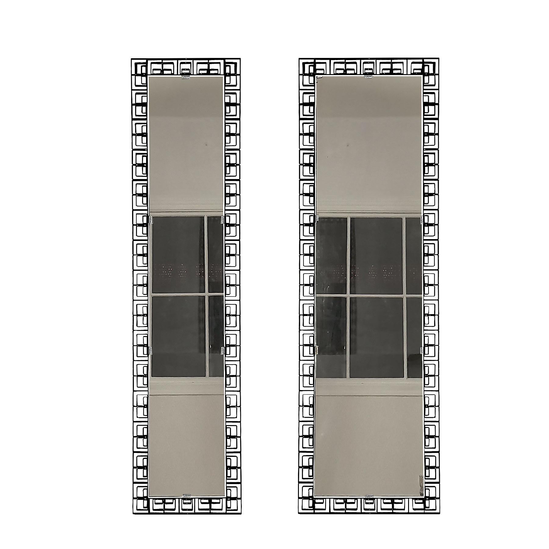 Faltes Paar moderner Spiegel aus der Mitte des Jahrhunderts, Schmiedeeisenrahmen, schwarze Patina-Italien (Moderne der Mitte des Jahrhunderts) im Angebot