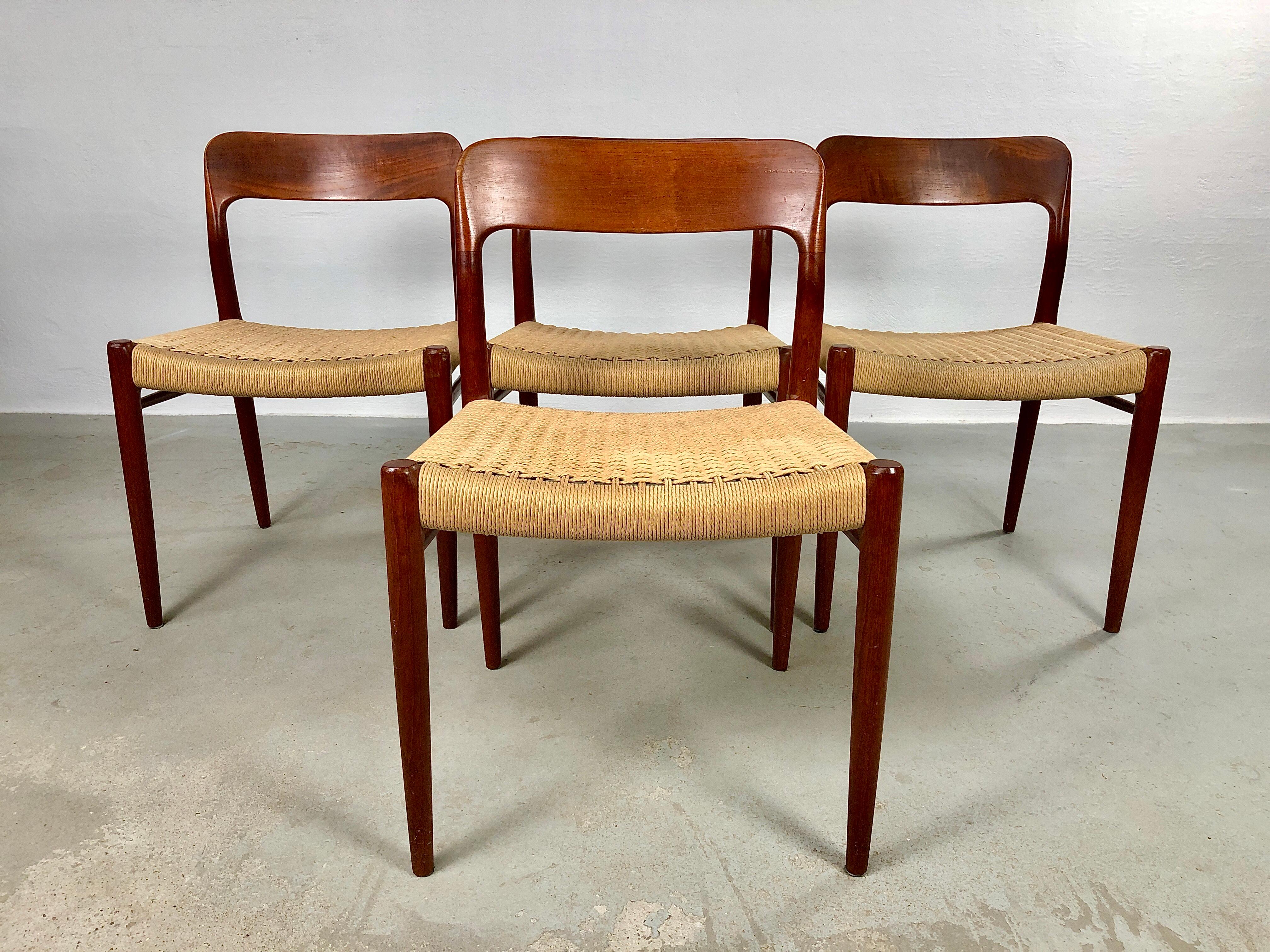 Satz von vier vollständig restaurierten Niels Otto Møller Modell 77 Esszimmerstühlen aus Teakholz mit Papierkordelsitzen, entworfen von Niels Otto Møller im Jahr 1959 und hergestellt von J.L. Møllers Møbelfabrik in den 1960er Jahren.

Niels Otto