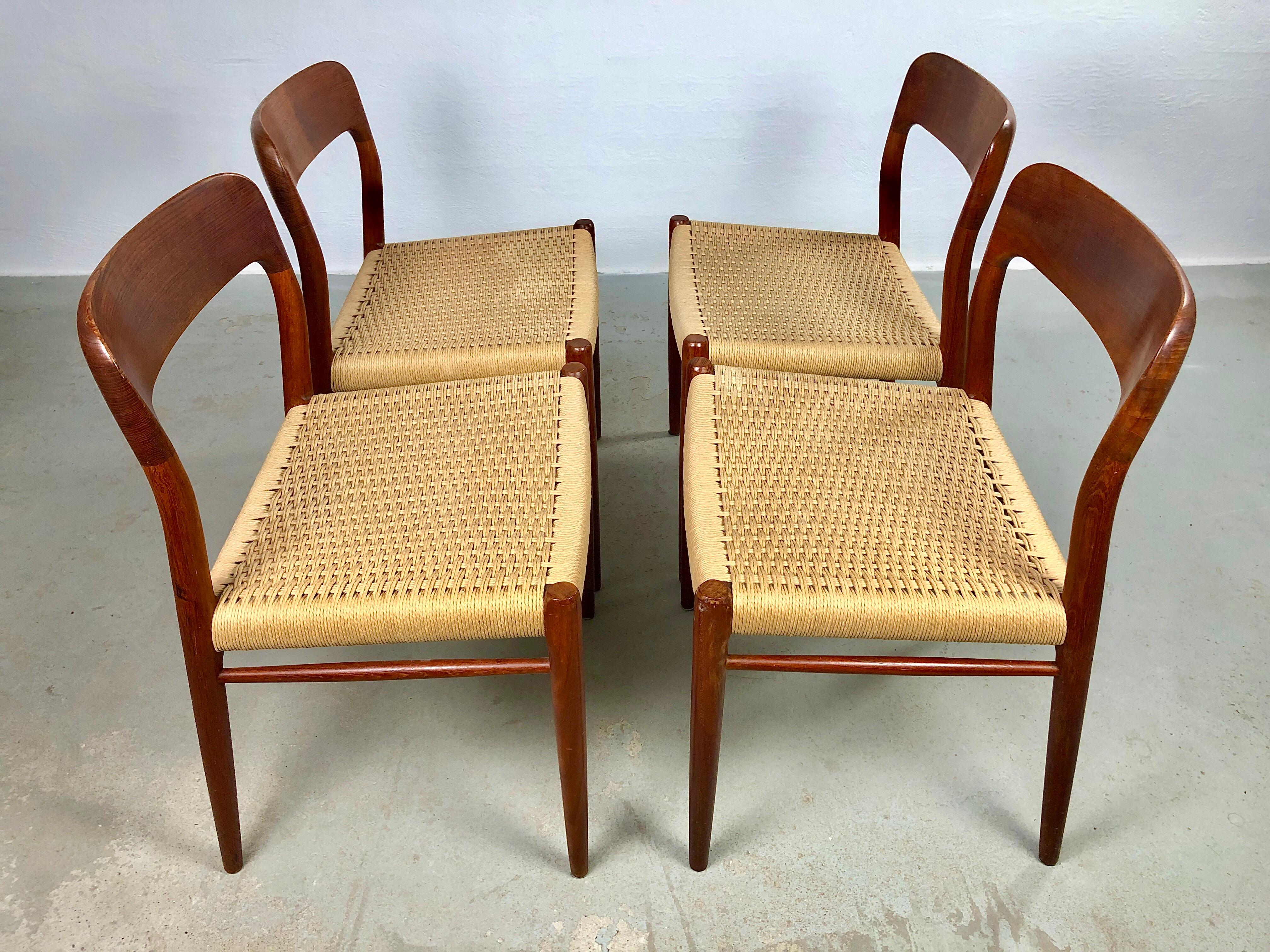 1960's Vier vollständig restaurierte Niels Otto Moller Teakholz Esszimmerstühle Papercord Sitze (Skandinavische Moderne) im Angebot
