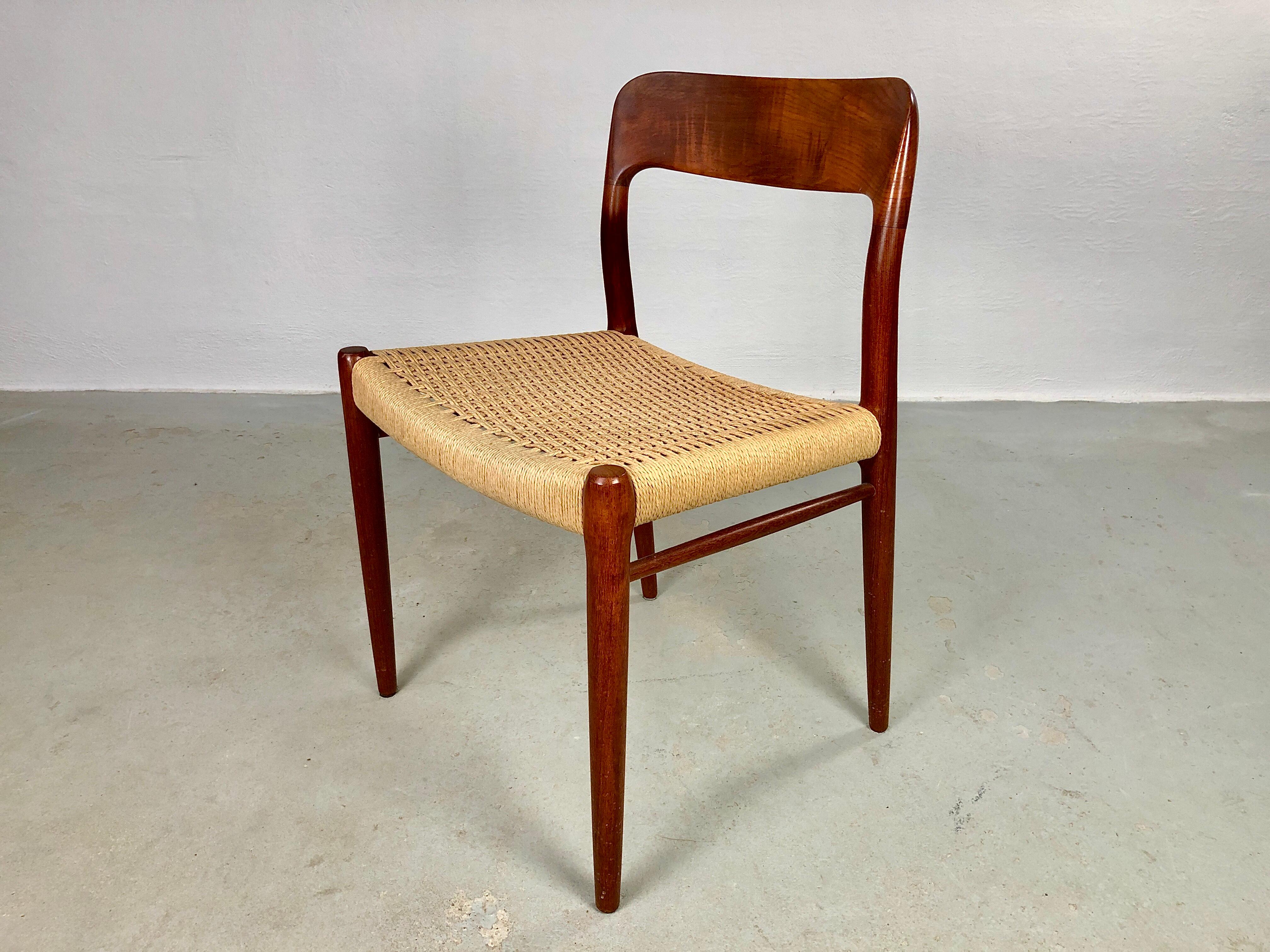 1960's Vier vollständig restaurierte Niels Otto Moller Teakholz Esszimmerstühle Papercord Sitze (Dänisch) im Angebot