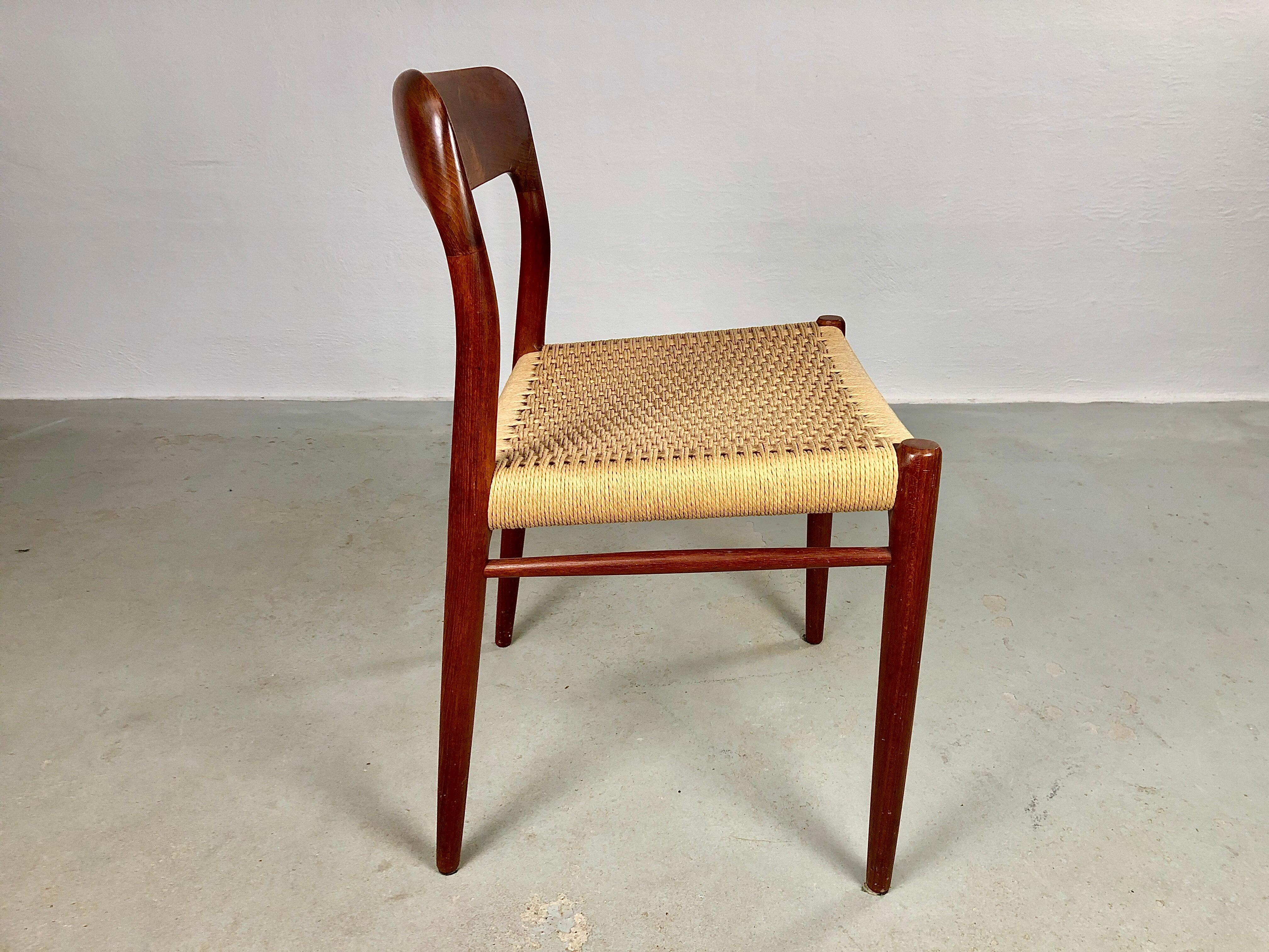 1960's Vier vollständig restaurierte Niels Otto Moller Teakholz Esszimmerstühle Papercord Sitze im Angebot 2
