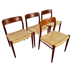 Quattro sedie da pranzo in teak Niels Otto Moller del 1960, completamente restaurate, con sedili in papercord