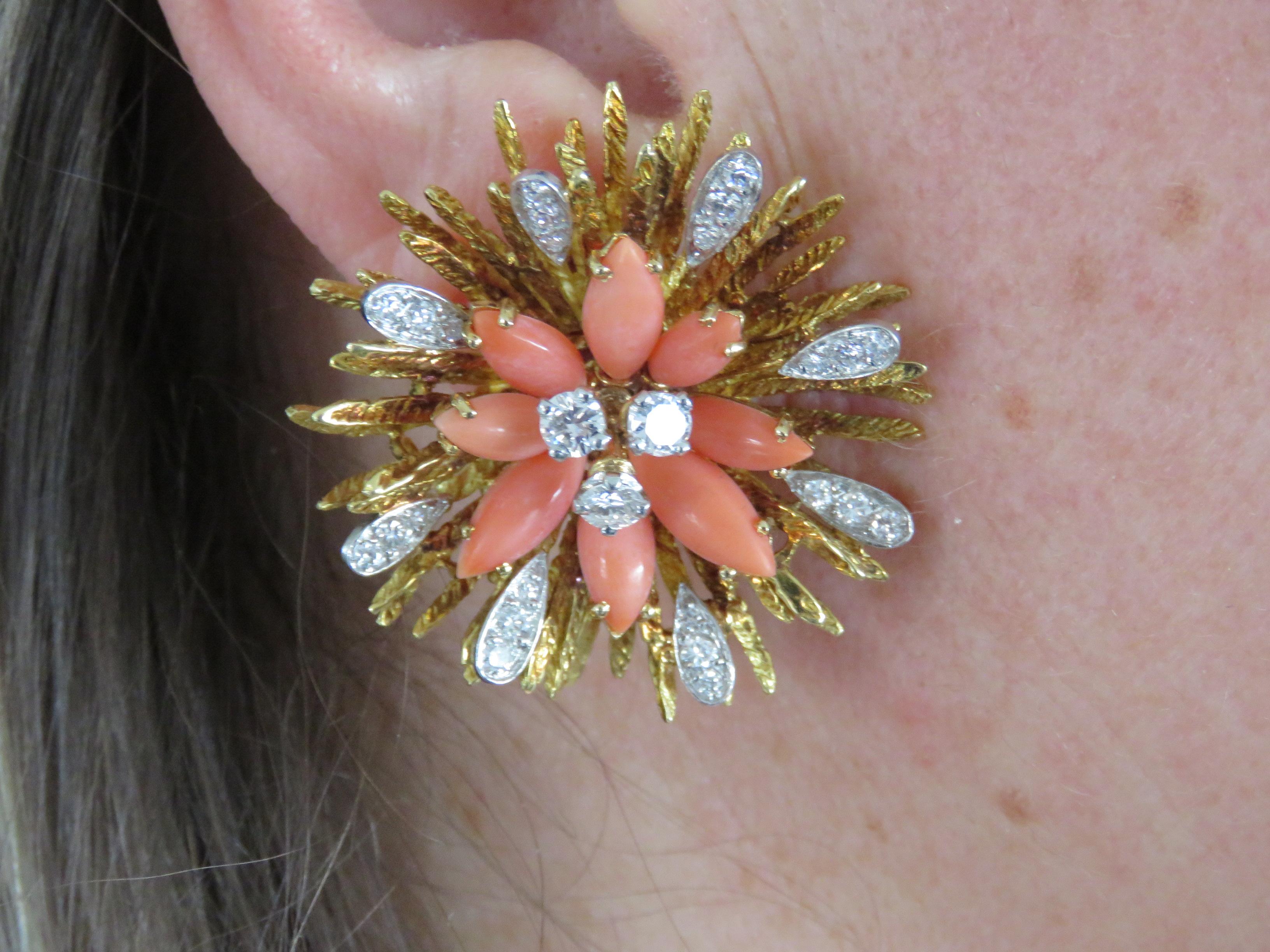 Elegant earrings in yellow gold and platinum in shape of flower
in coral and brilliant cut diamonds.
Circa 1960 s

Measurements:
Diameter 3.50 cm or 1.38 in        Weight: 38.70 grams