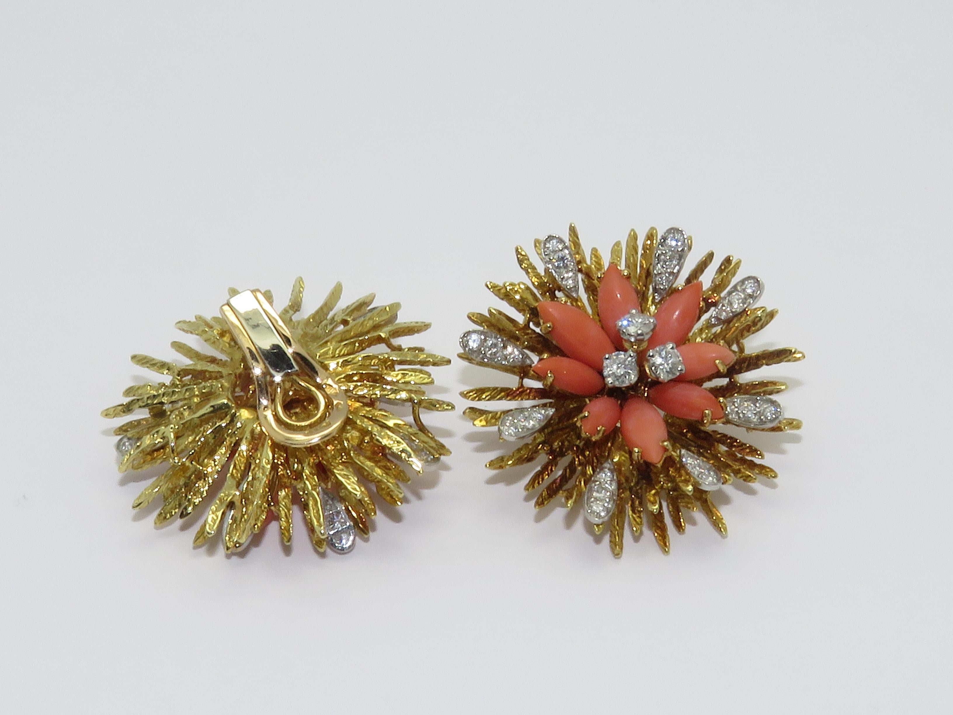 1960s French Coral Diamond Flower Gold Platinum Earrings In Good Condition In Beziers, FR