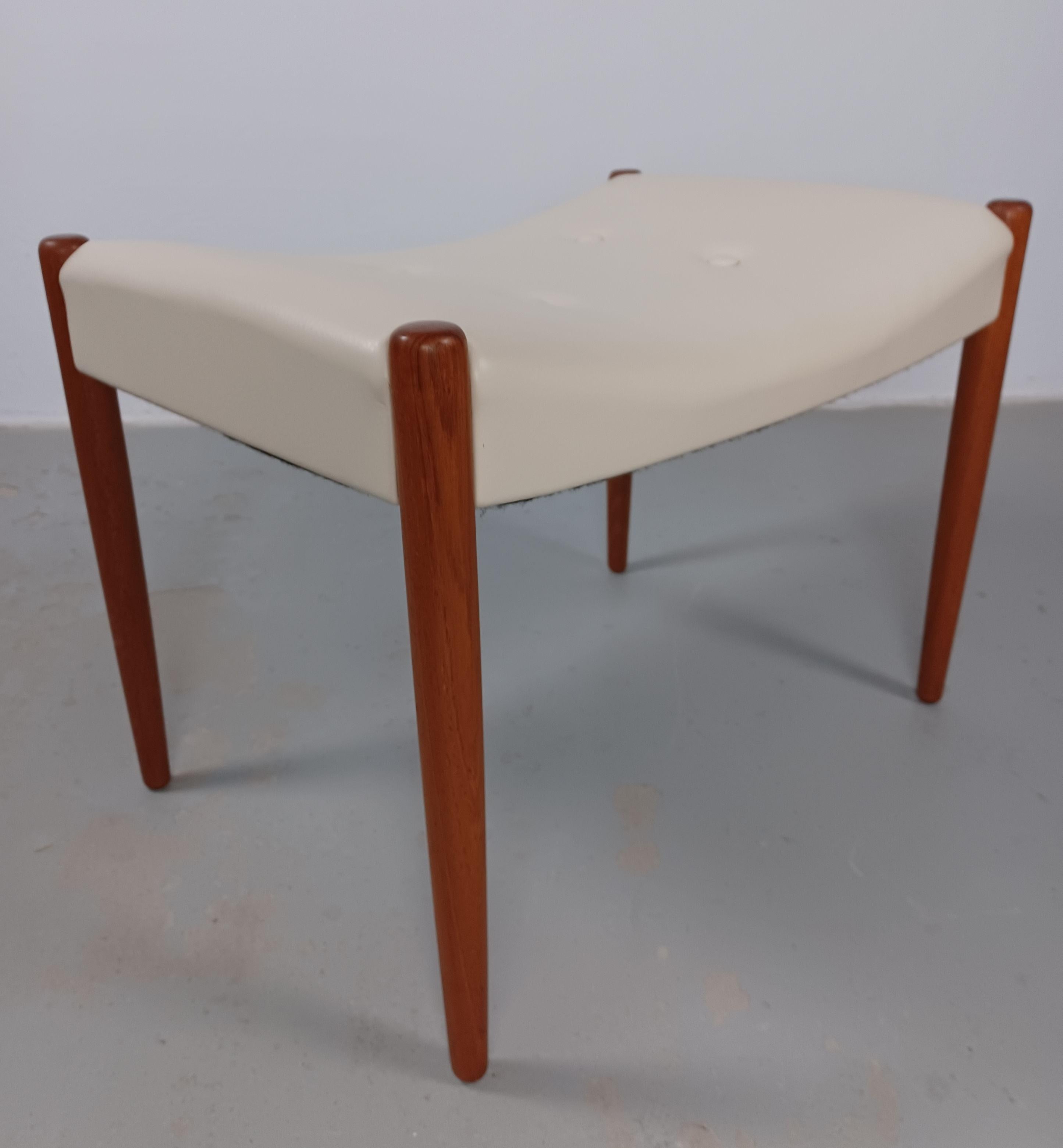 1960´s Fully restored Danish Footstool in Teak Reupholstered in Cream Leather In Good Condition For Sale In Knebel, DK
