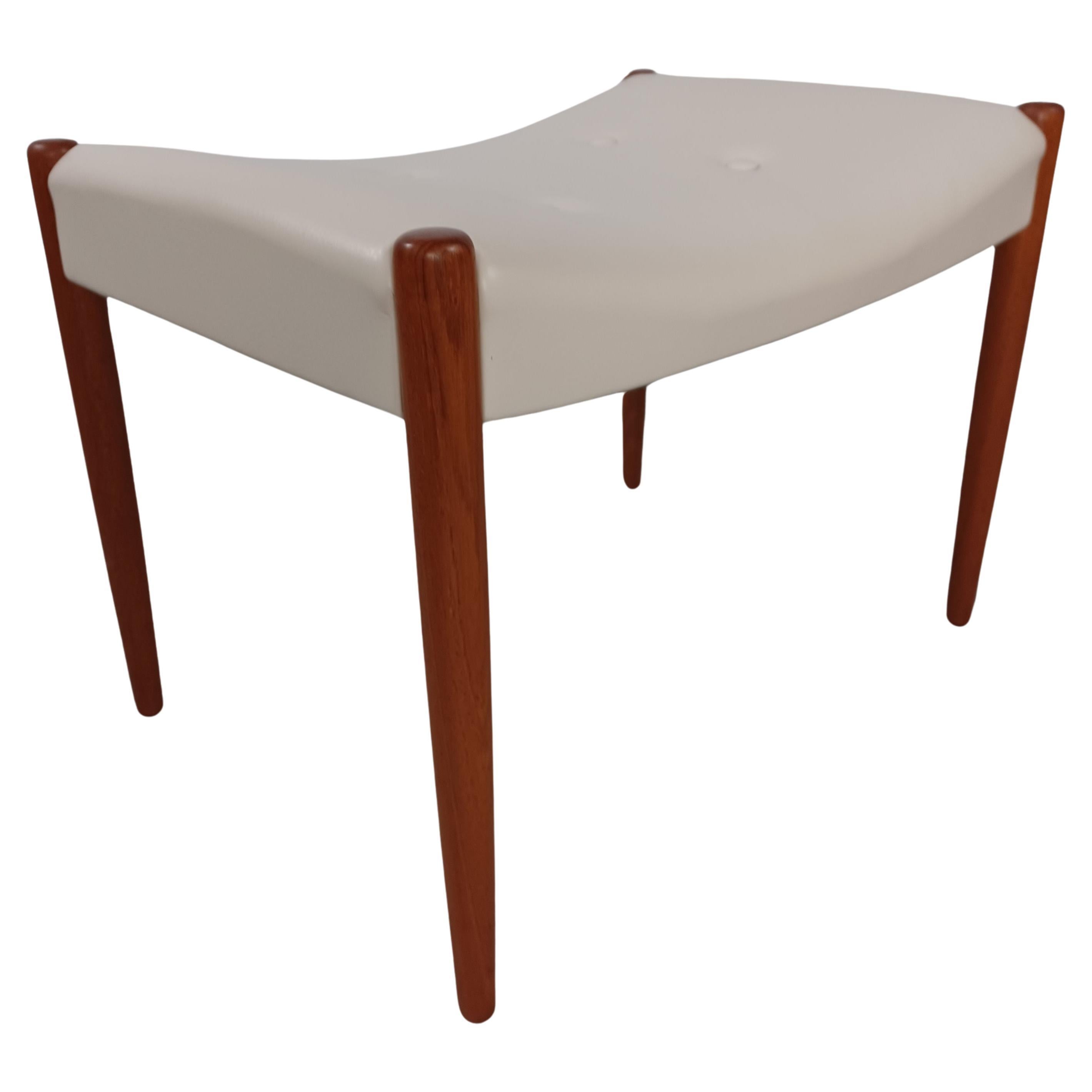 Tabouret danois en teck des années 1960 entièrement restauré et retapissé en cuir crème