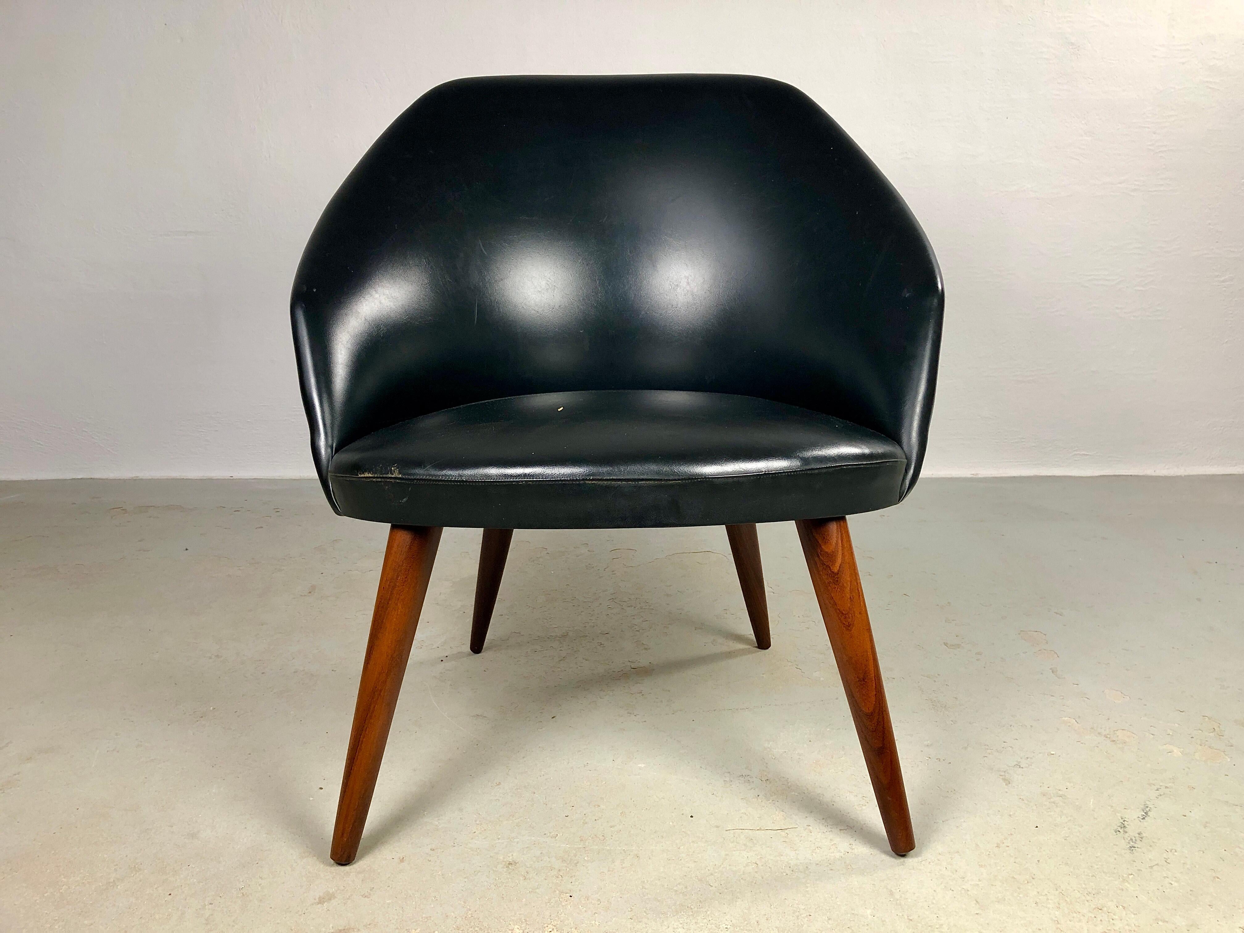 Fully restored Danish lounge chair reupholstered in black leather.

The lounge chair feature soft the organic shapes from the circular seat to the rounded backrest.

The chair is in excellent condition after having been carefully restored by our