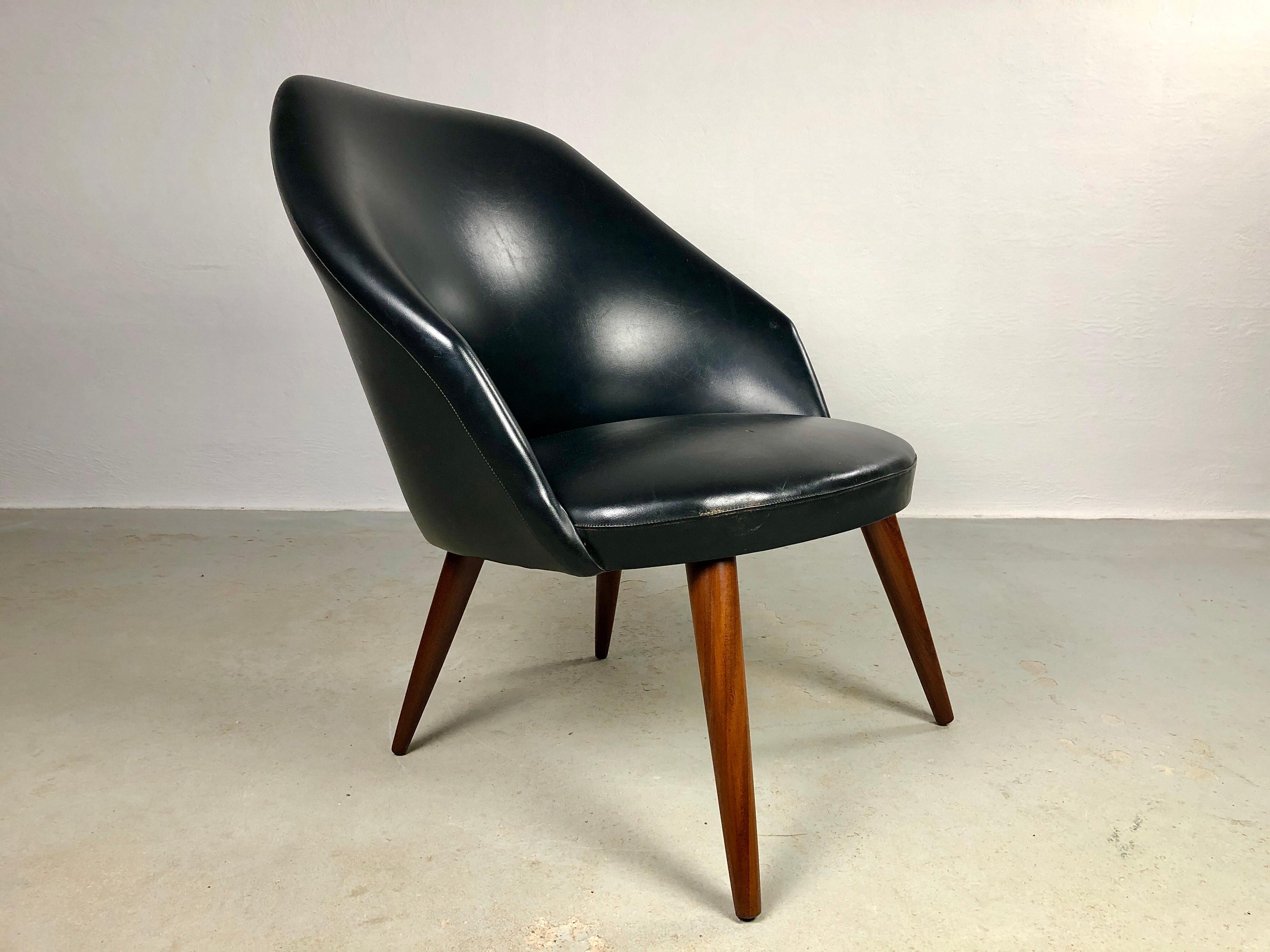 Scandinavian Modern 1960´s Fully Restored Danish Lounge Chair Reupholstered in Black Leather For Sale