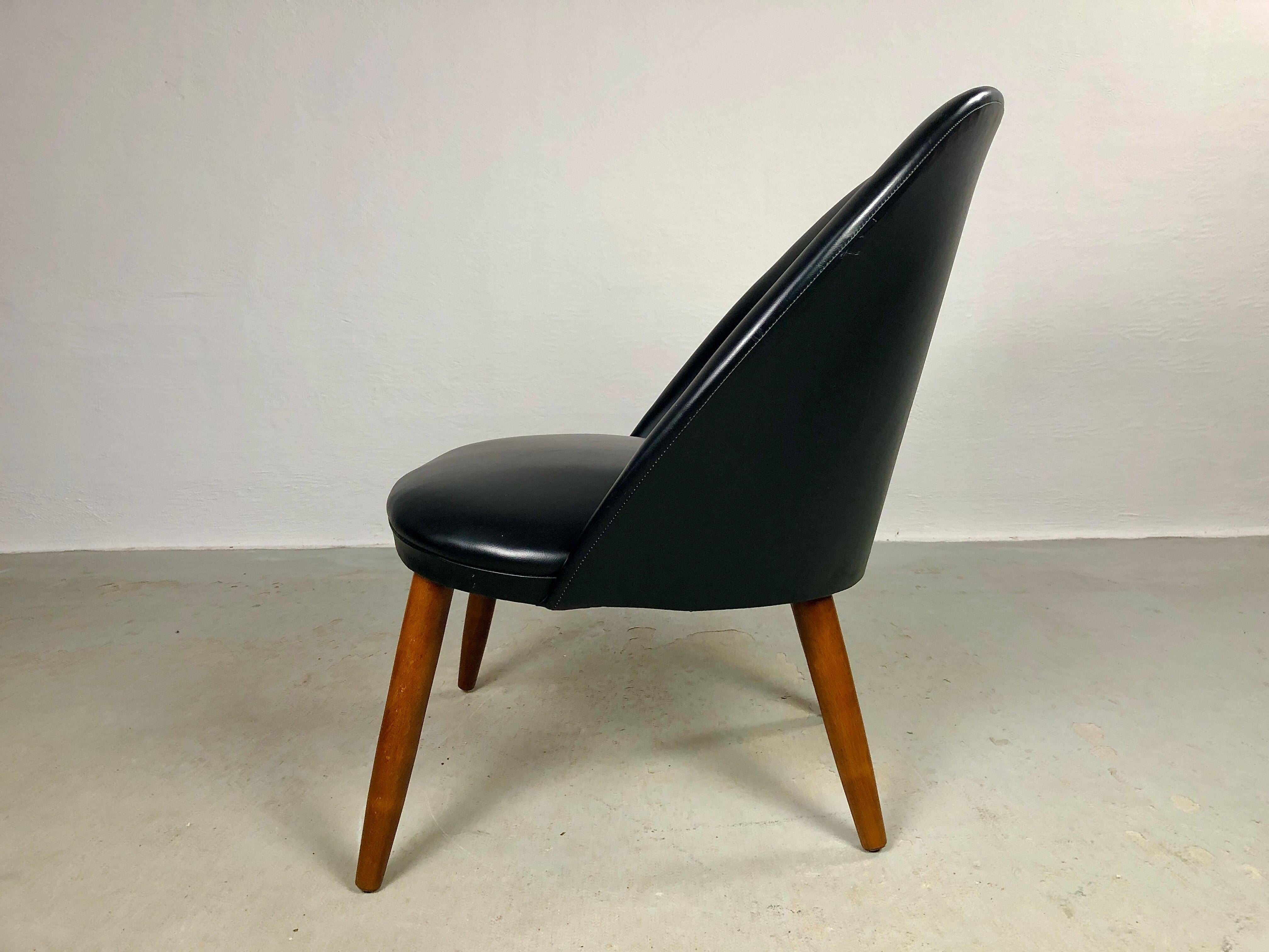 1960's Fully Restored Danish Lounge Chair Reupholstered in Black Leather In Excellent Condition For Sale In Knebel, DK