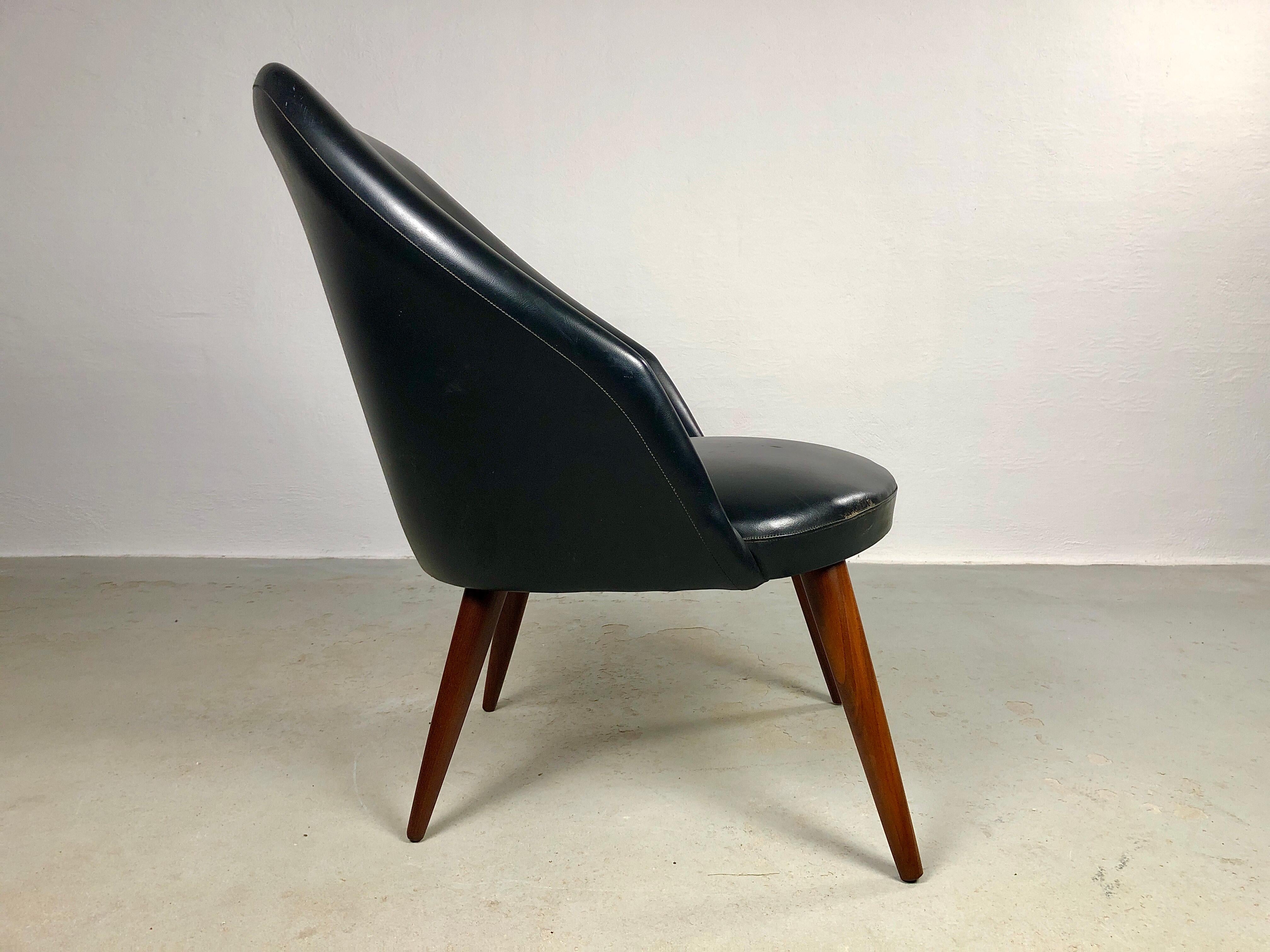 1960´s Fully Restored Danish Lounge Chair Reupholstered in Black Leather In Excellent Condition For Sale In Knebel, DK