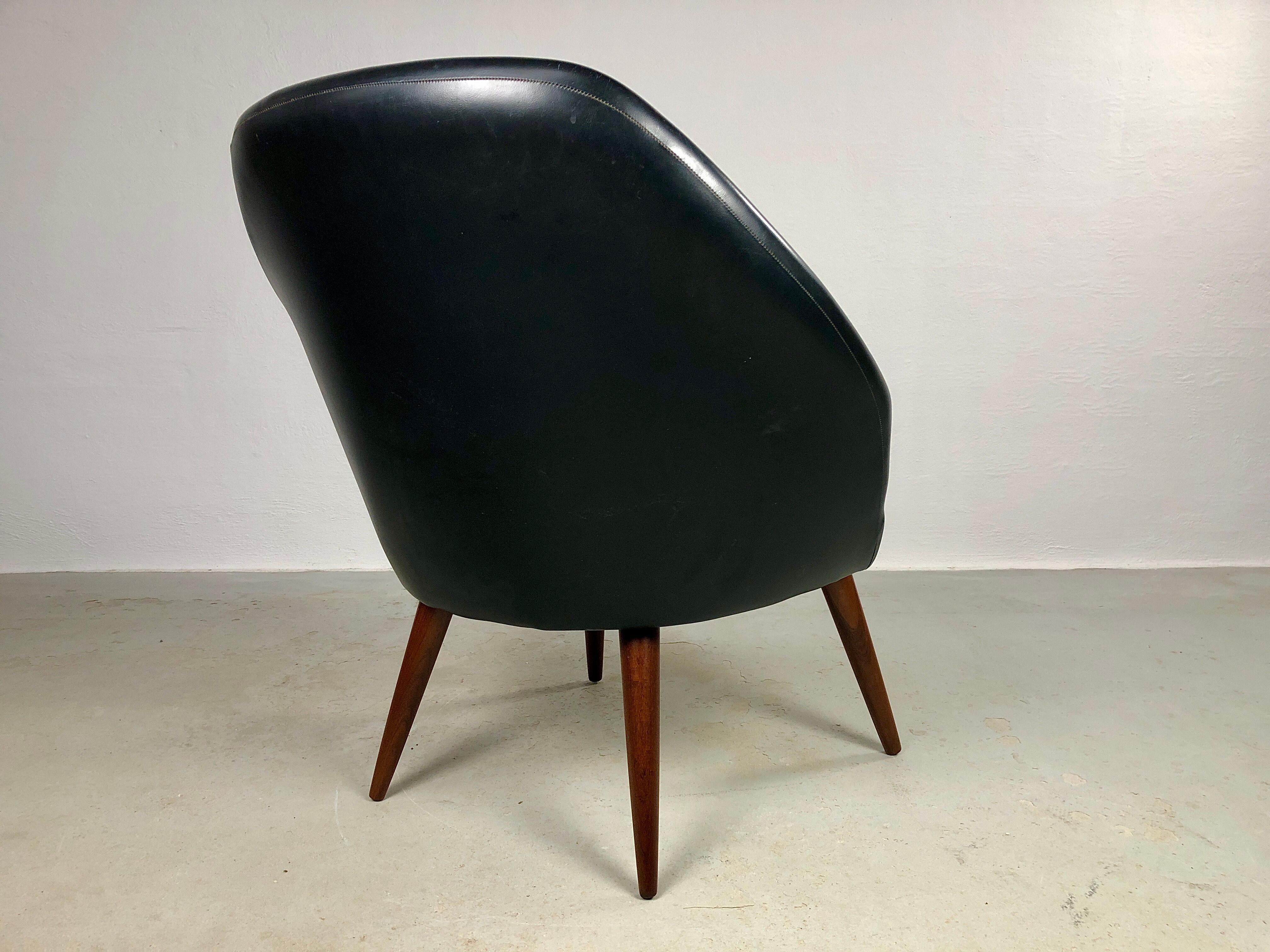 Fauteuil de salon danois des années 1960 entièrement restauré et retapissé en cuir noir Excellent état - En vente à Knebel, DK