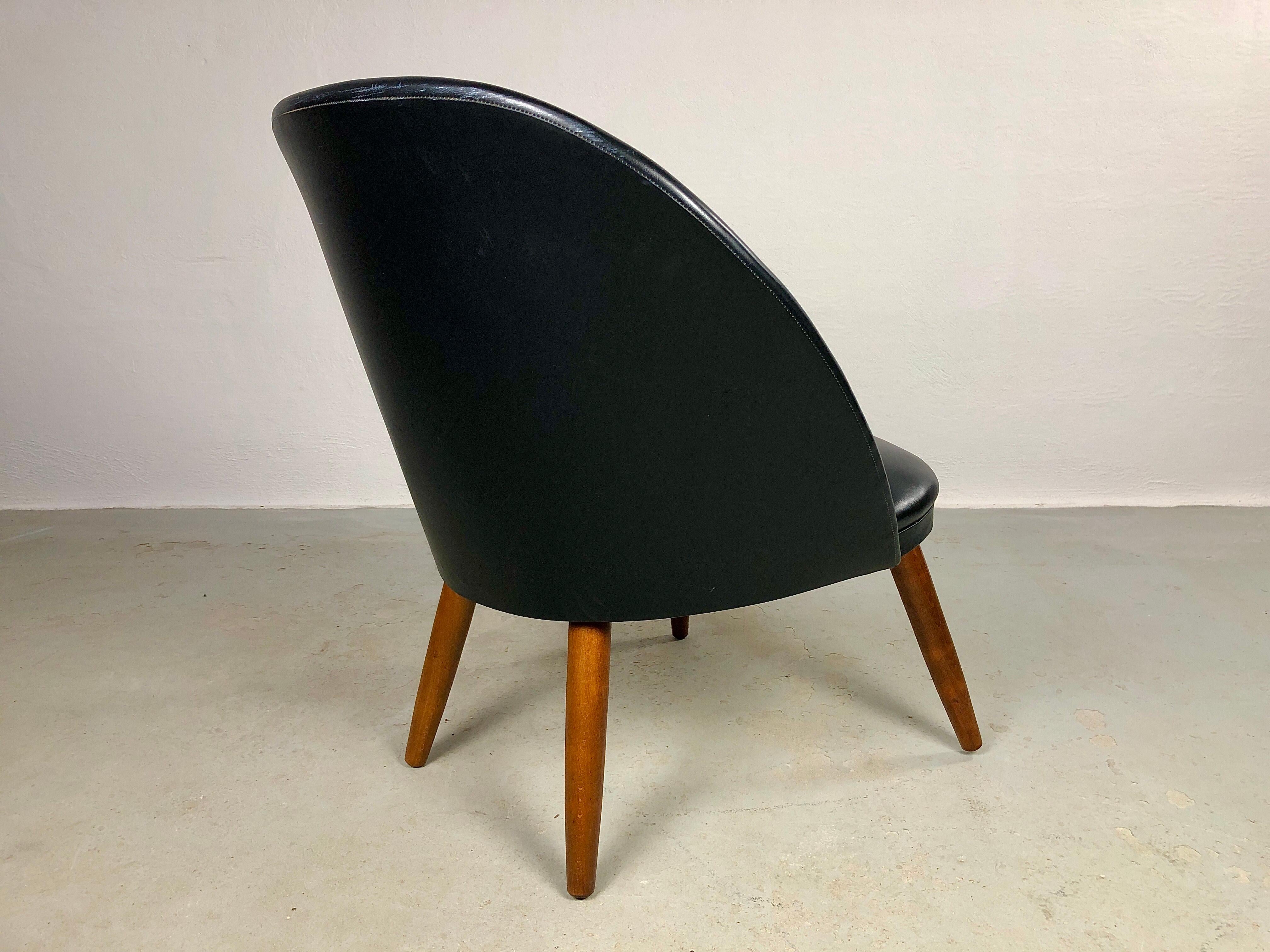 1960's Fully Restored Danish Lounge Chair Reupholstered in Black Leather For Sale 2