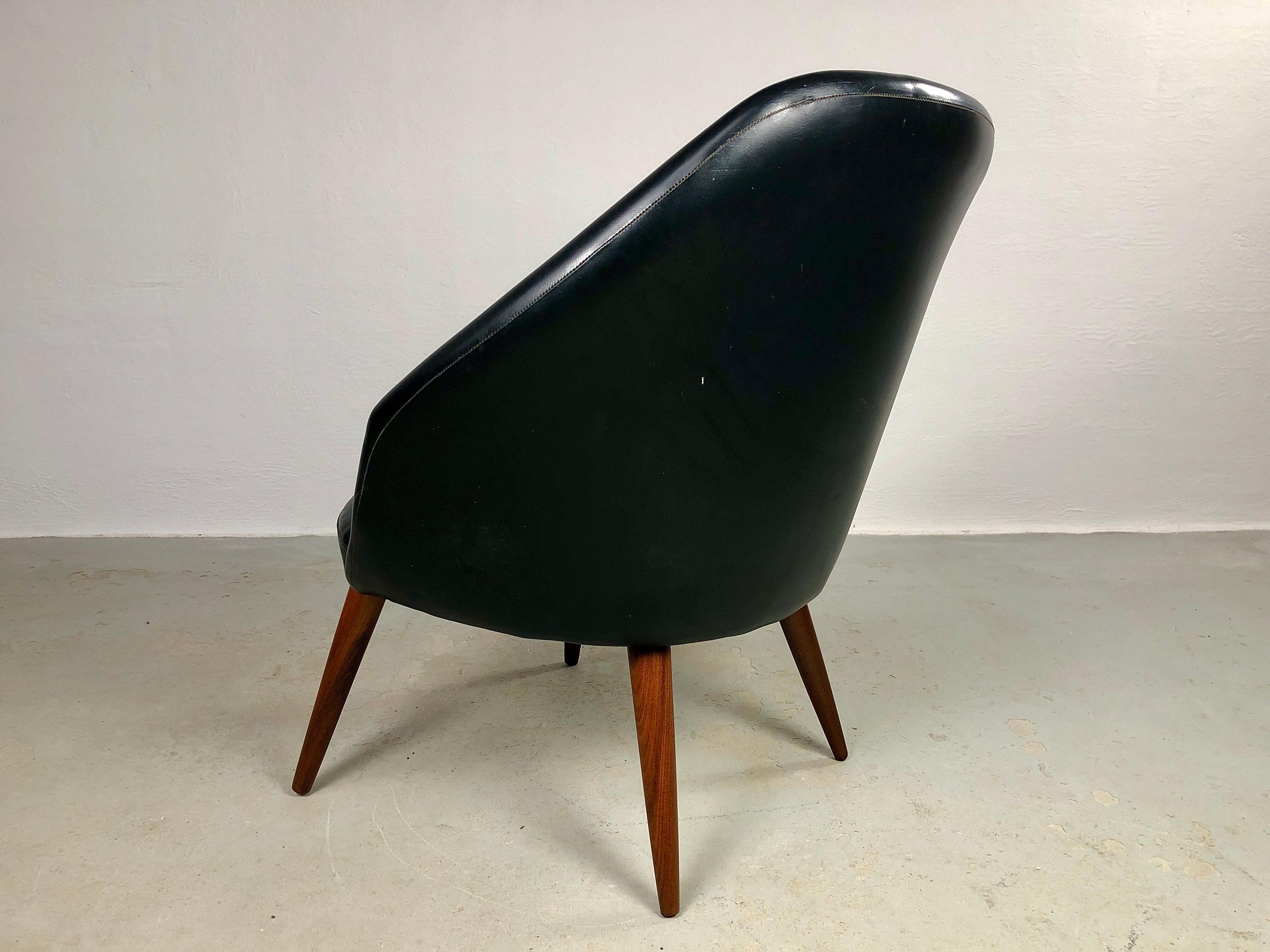 1960er Jahre Vollständig restaurierter dänischer Loungesessel, neu gepolstert mit schwarzem Leder im Angebot 1