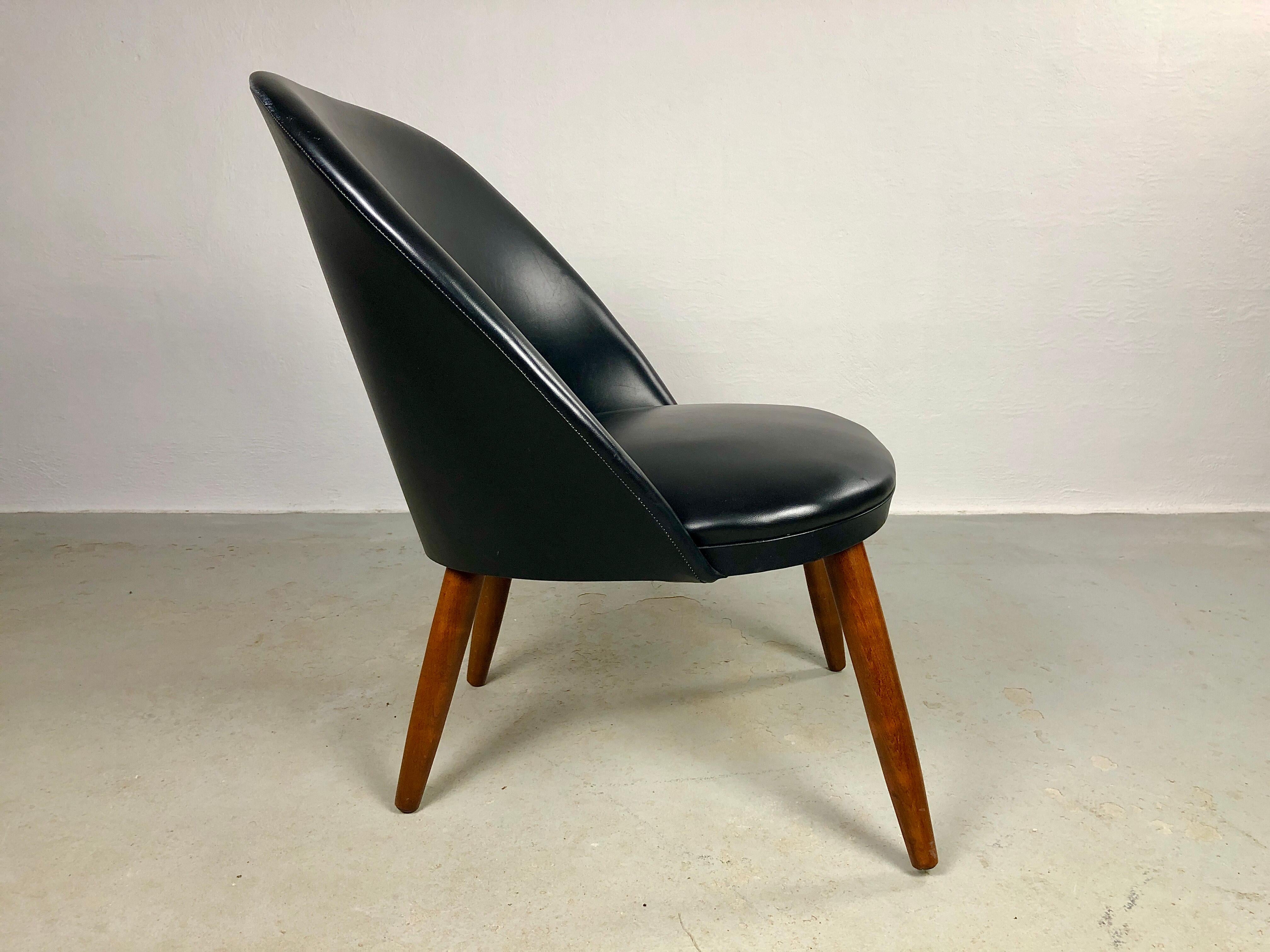 1960's Fully Restored Danish Lounge Chair Reupholstered in Black Leather For Sale 3