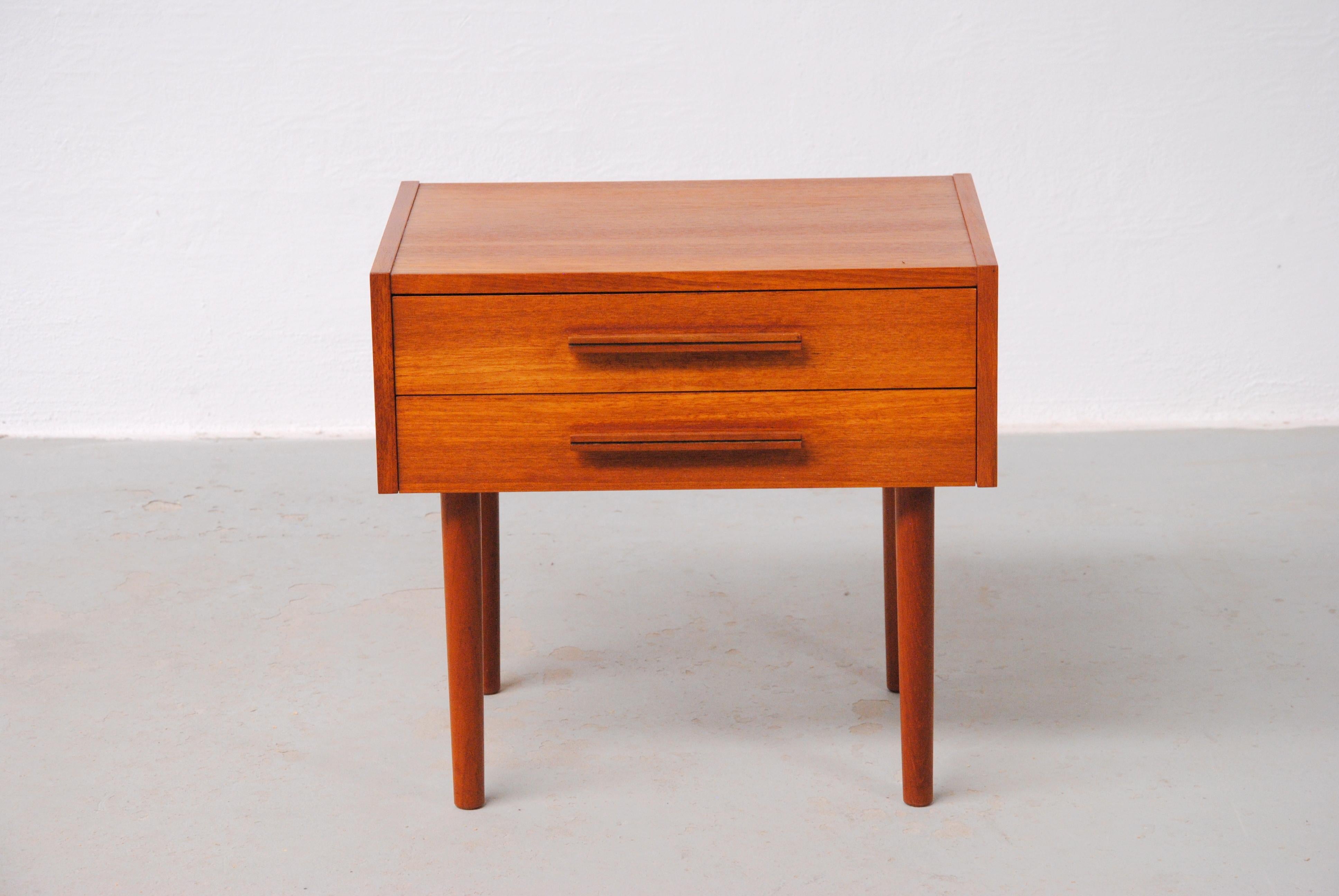 1960´s fully restored Danish teak nightstand.

Small Danish 1960´s nightstand / dresser / lamp table / table for your entry, side table... the potential use of this small table can be described with one word 