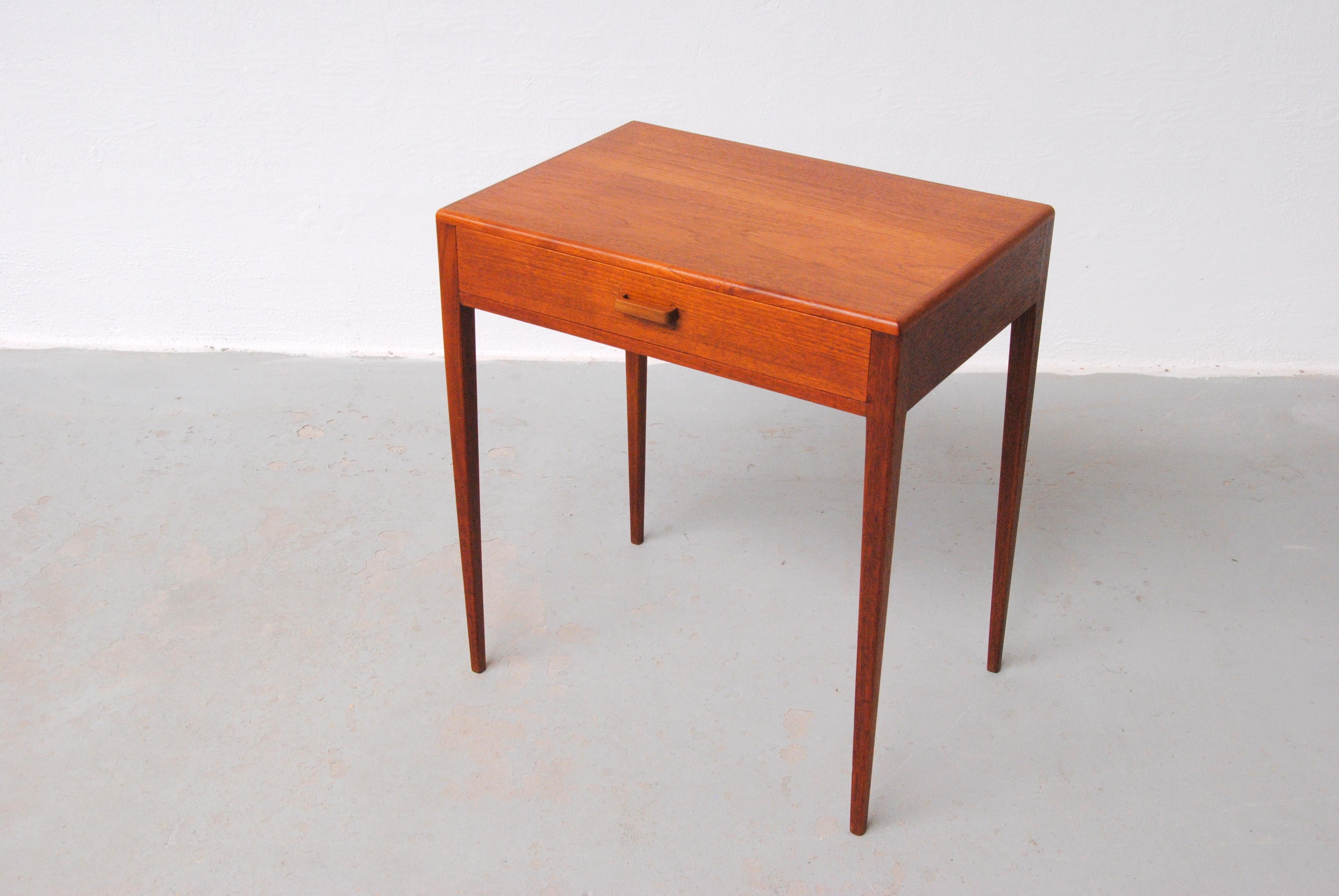 1960's Fully restored Danish teak side table.

The simple yet very elegant designed side table with it's small drawer with sections for your small pieces features loads of details - nothing from the well designed and crafted legs, the rounded edges