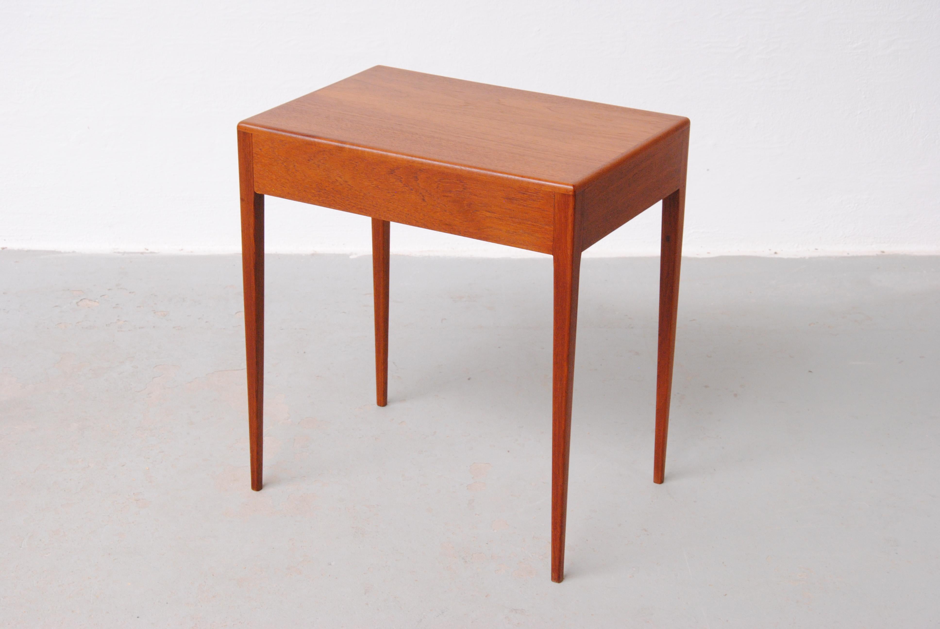 1960's Fully Restored Danish Teak Side Table In Good Condition For Sale In Knebel, DK