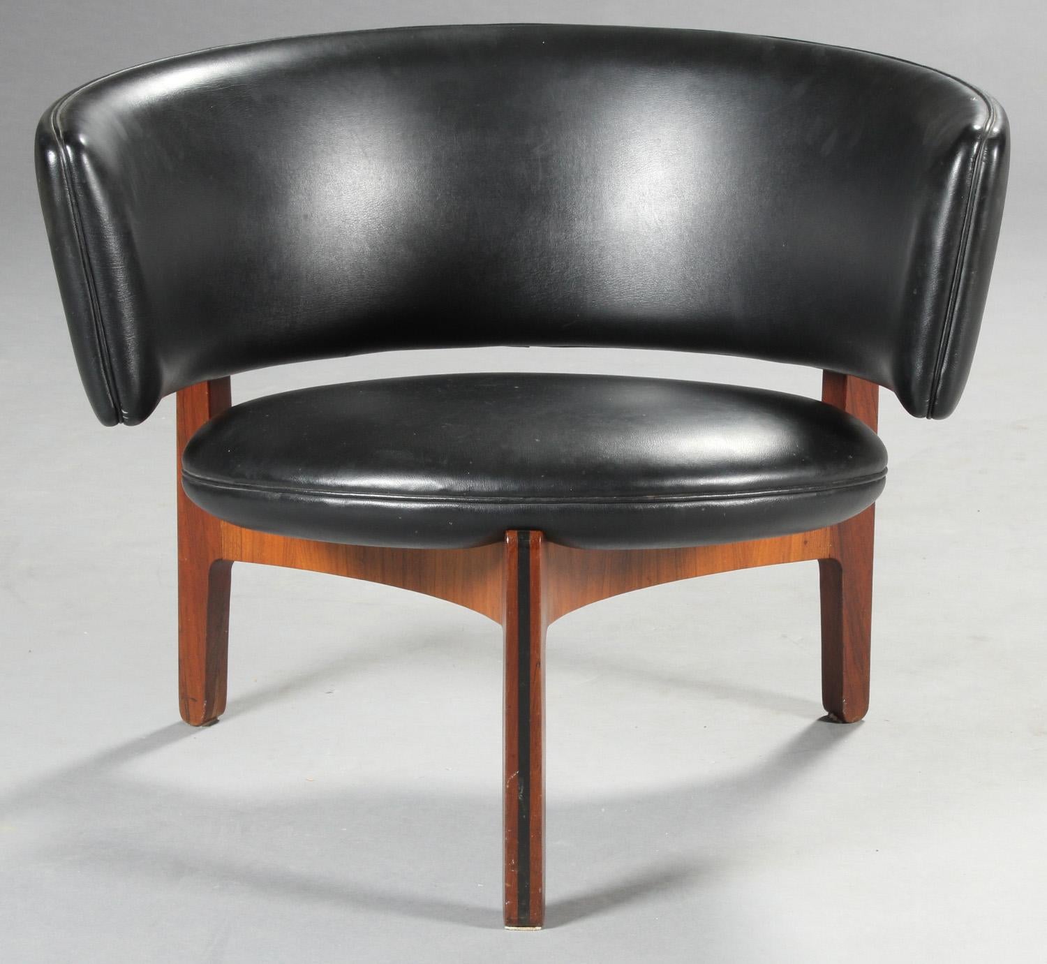 1960s Sven Ellekaer Danish rosewood lounge chair by Chrhristian Linnebergs Møbelfabrik

The highly collectible well designed chair with it´s excellent crafted three-legged frame in rosewood and inlaid ebony is by many considered to be among the
