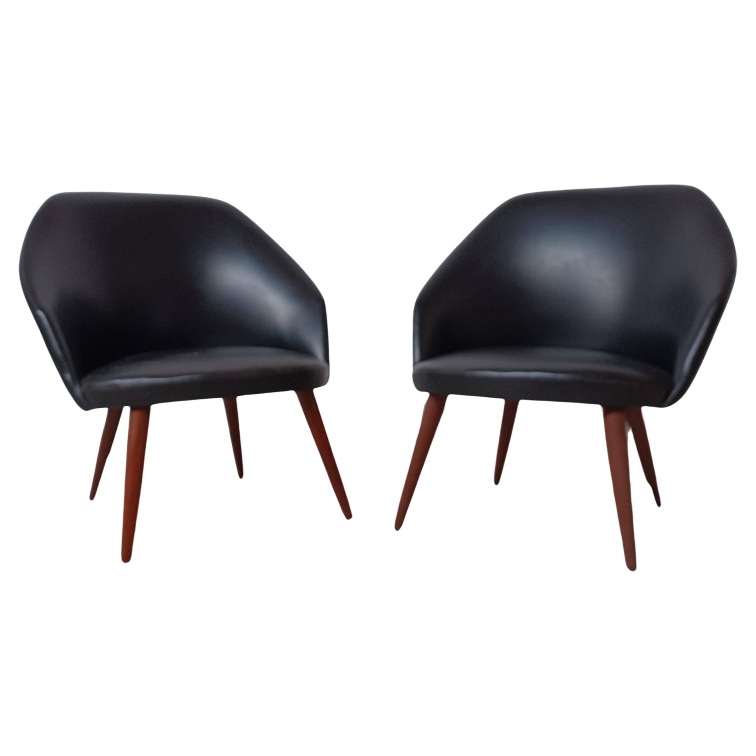 Deux chaises longues Ejvind Johansson des années 1960 entièrement restaurées  Tapisserie sur mesure

Les chaises longues présentent des formes organiques douces, de l'assise circulaire au dossier arrondi.

Les chaises sont en excellent état après