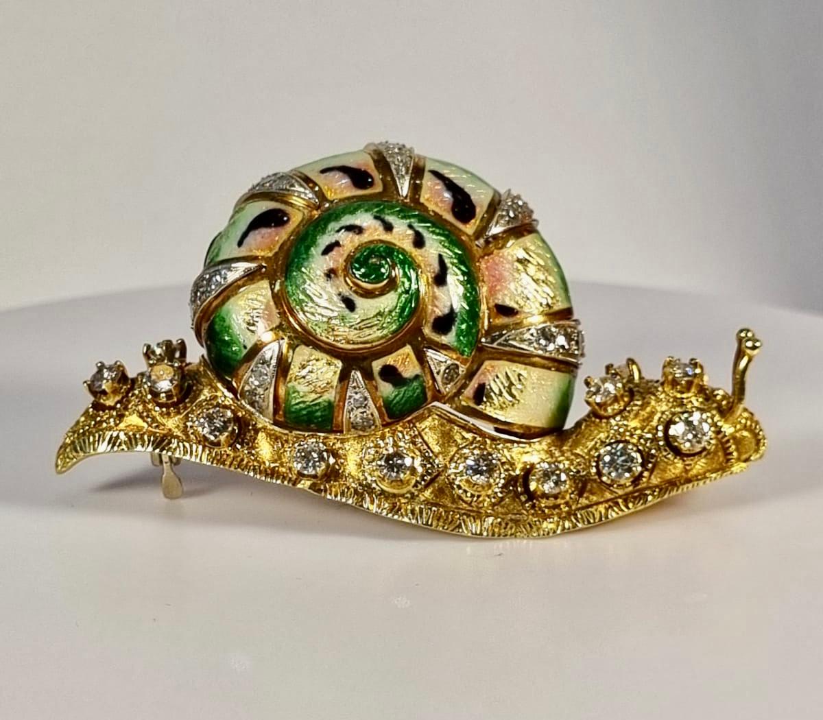 Mouvement esthétique Bracelet escargot italien en or 18 carats et diamants, brooche en émail, années 1960 en vente