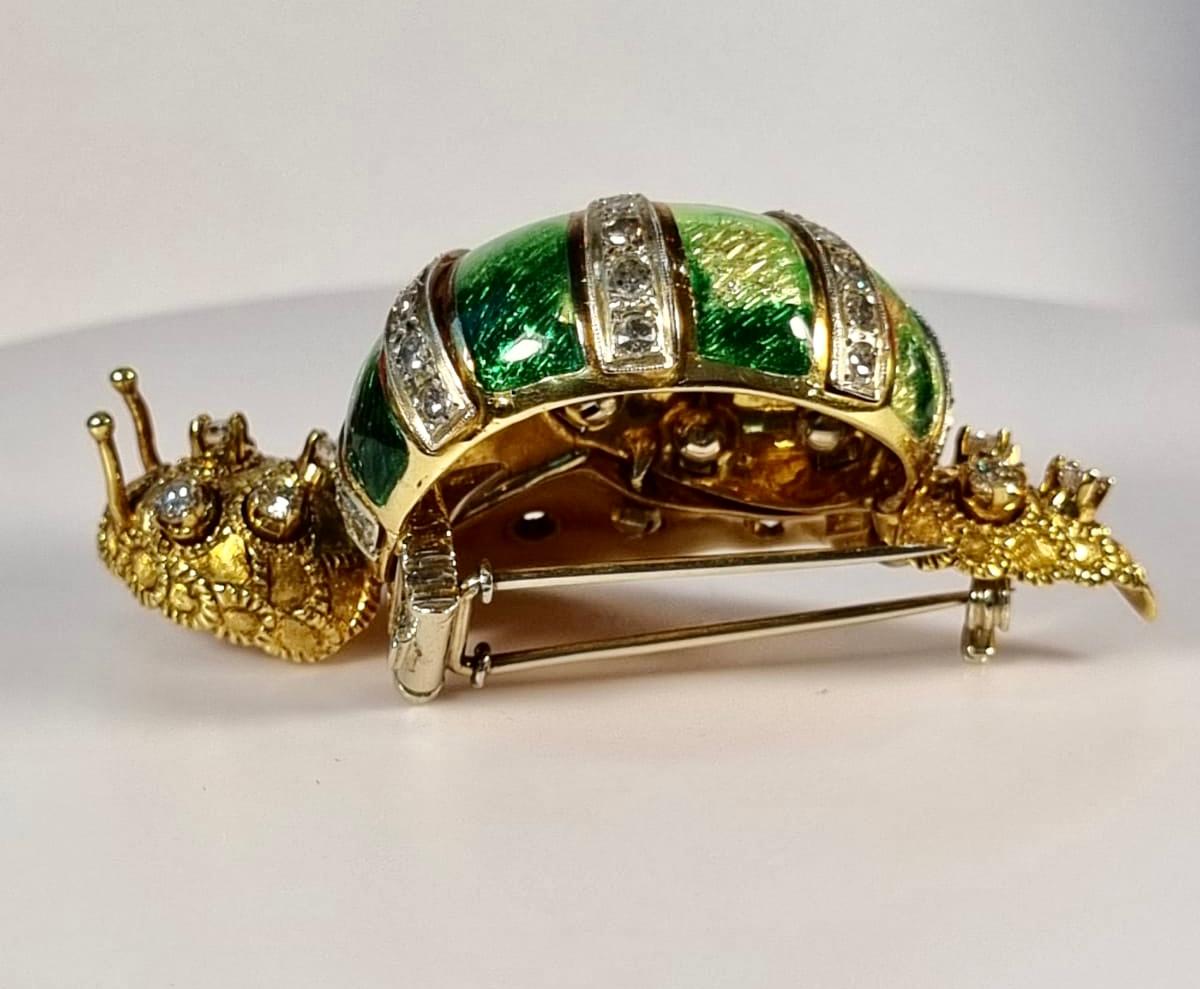 Taille brillant Bracelet escargot italien en or 18 carats et diamants, brooche en émail, années 1960 en vente