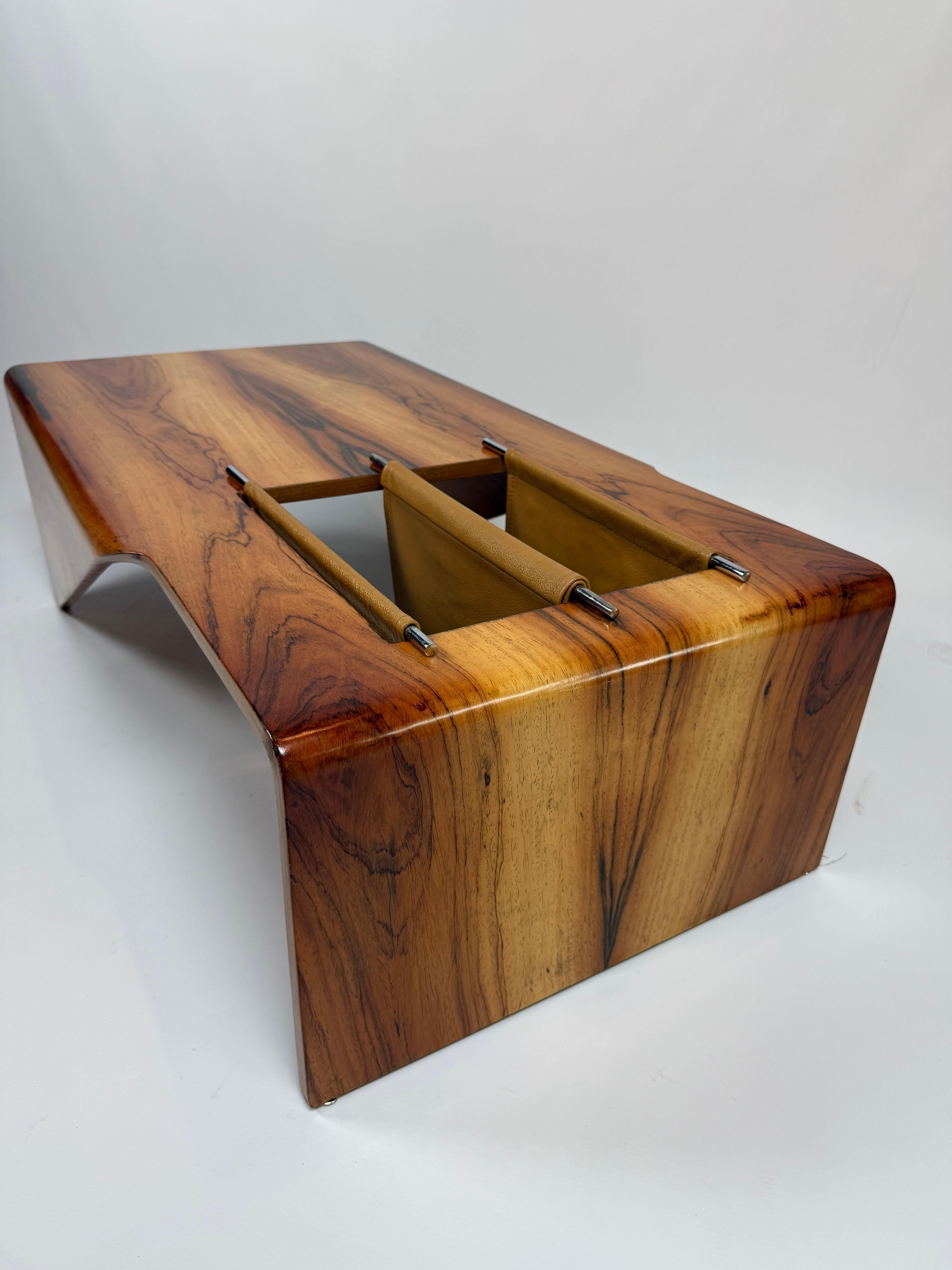 Table basse ANDORINHA de JORGE ZALSZUPIN (Brésil, années 1960).
Table basse façonnée en bois multicouche, plaquée en bois, dotée d'un porte-revues en cuir naturel et métal chromé.
Dimensions : 104 x 56 x 30 cm (H) : 104 x 56 x 30 cm (H).