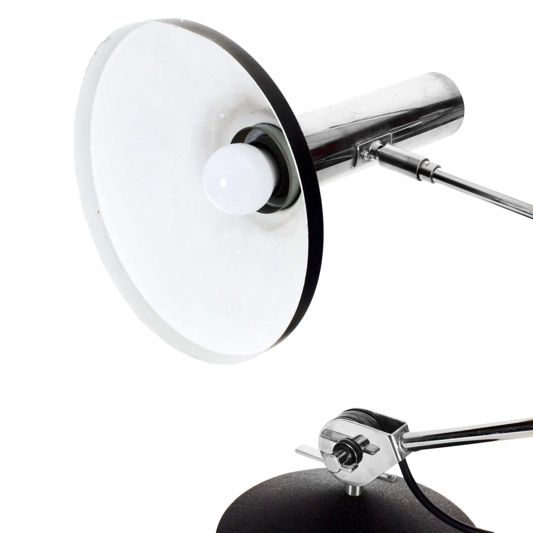  Large Articulated  Mid-Century Modern Chrome-Plated Desk Lamp - Belgium, 1960s In Good Condition For Sale In Girona, ES