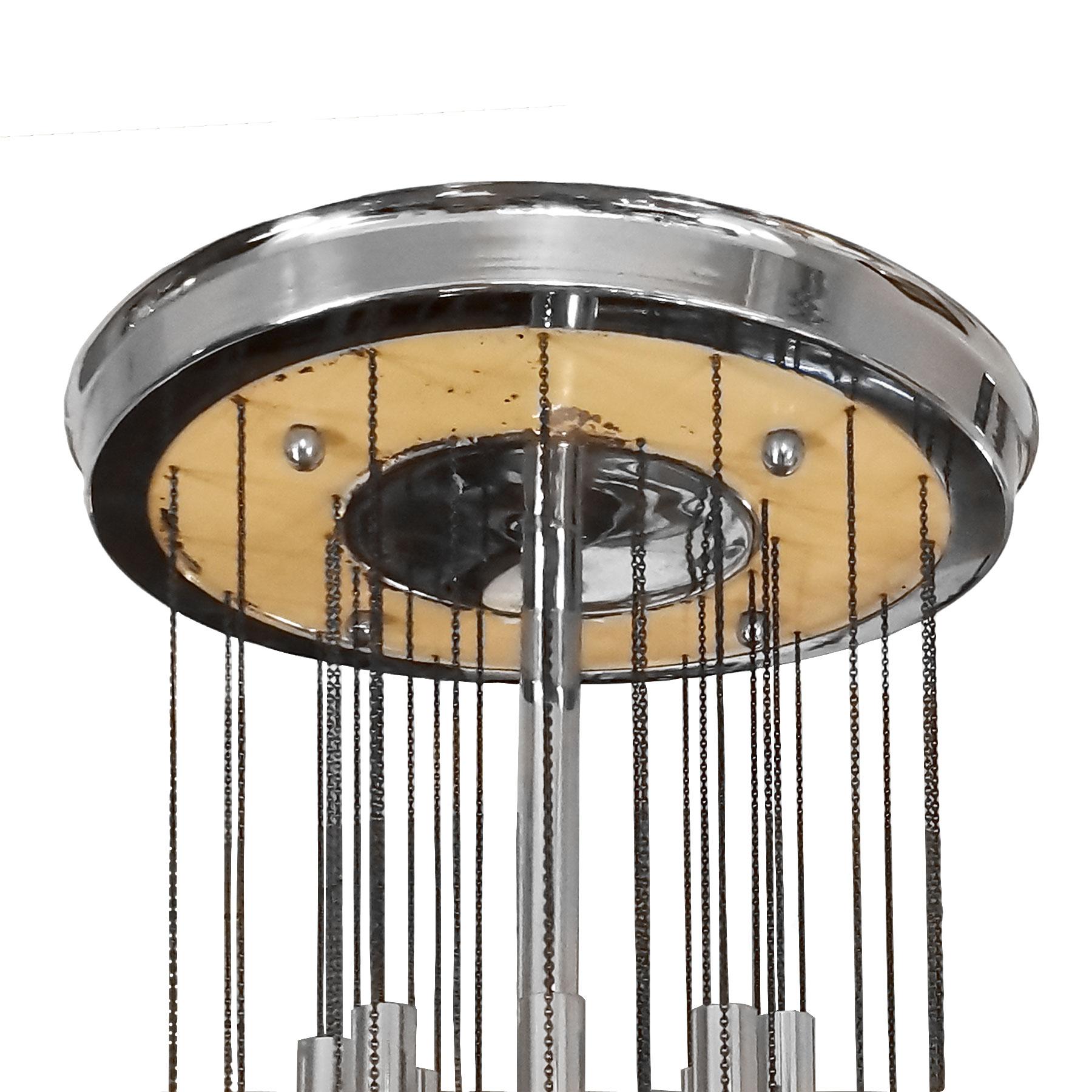 Grande sospensione con tre livelli di tubi in metallo cromato con sfere di vetro, a 8 luci. Condizioni originali.
Design: Gaetano Sciolari
Italia, circa 1960.