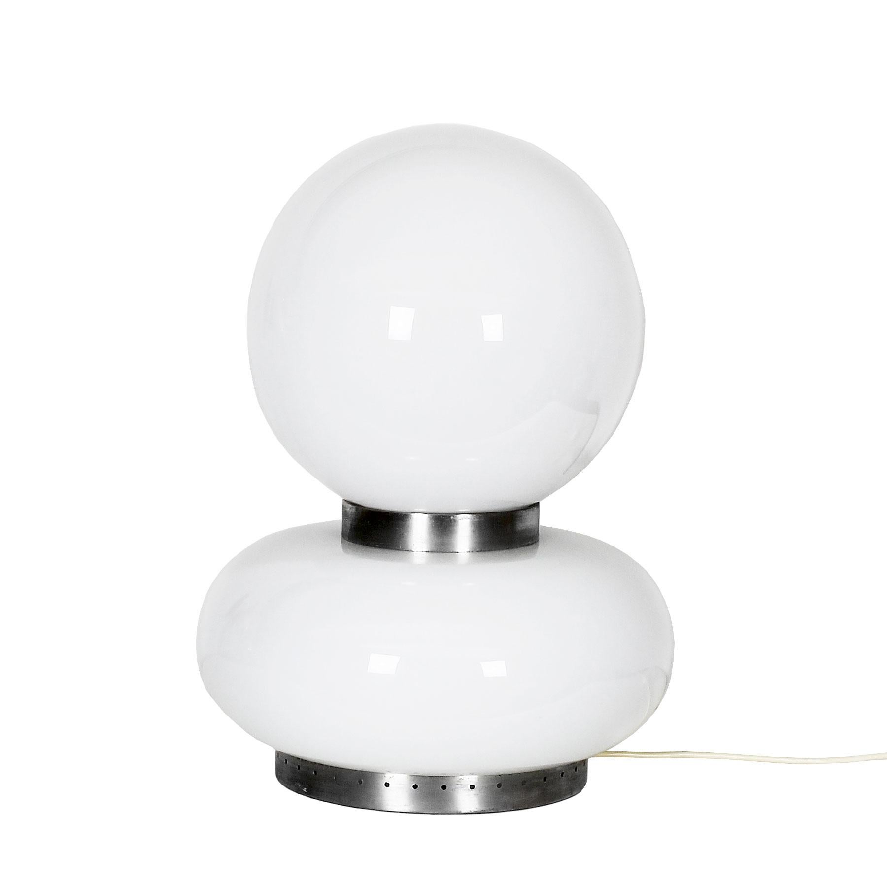 Grande lampe à poser, verre opalin blanc et laiton chromé, lumière dans les deux boules,

Italie, vers 1960.