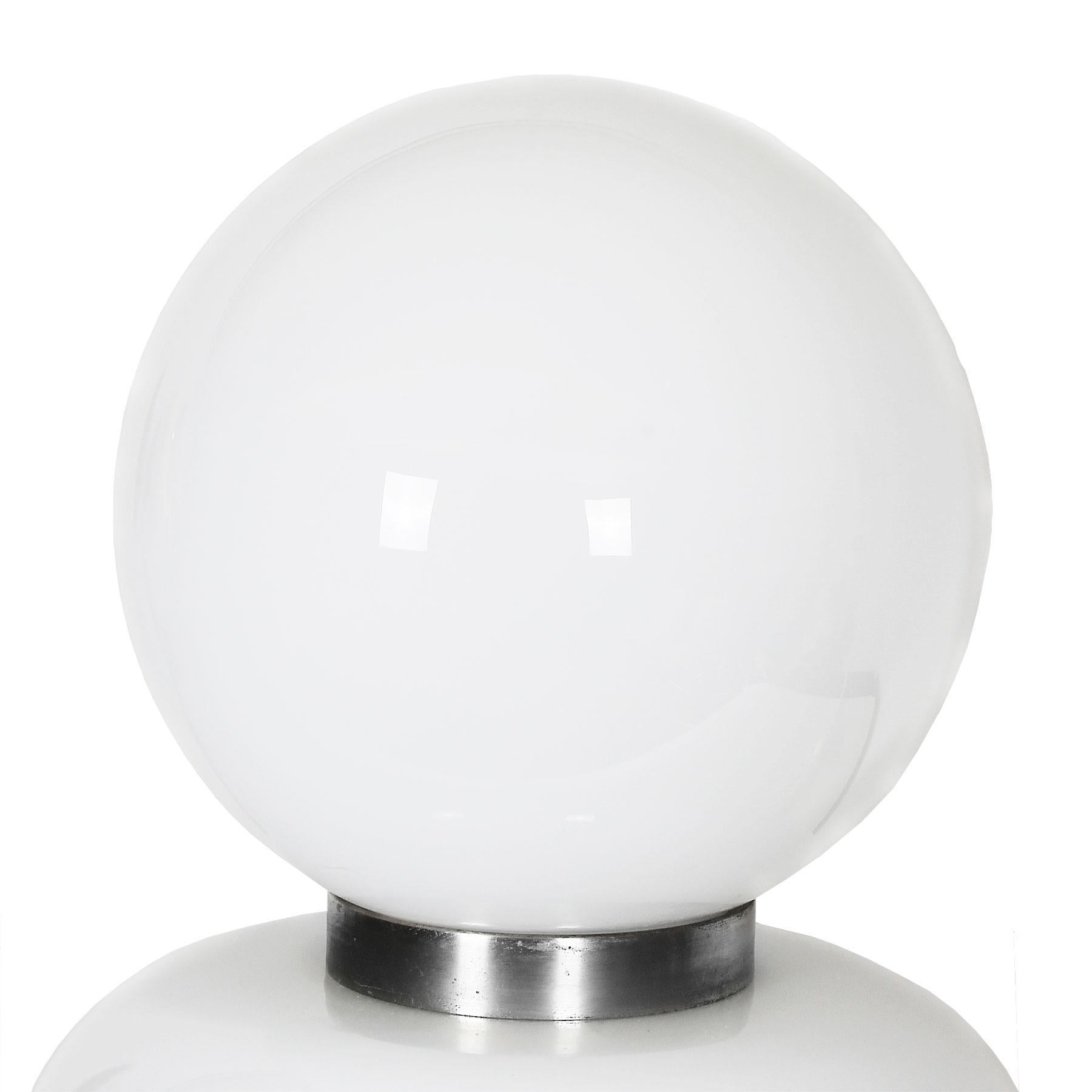 Grande lampe de bureau moderne du milieu du siècle dernier, opaline blanche, laiton chromé - Italie  Bon état - En vente à Girona, ES