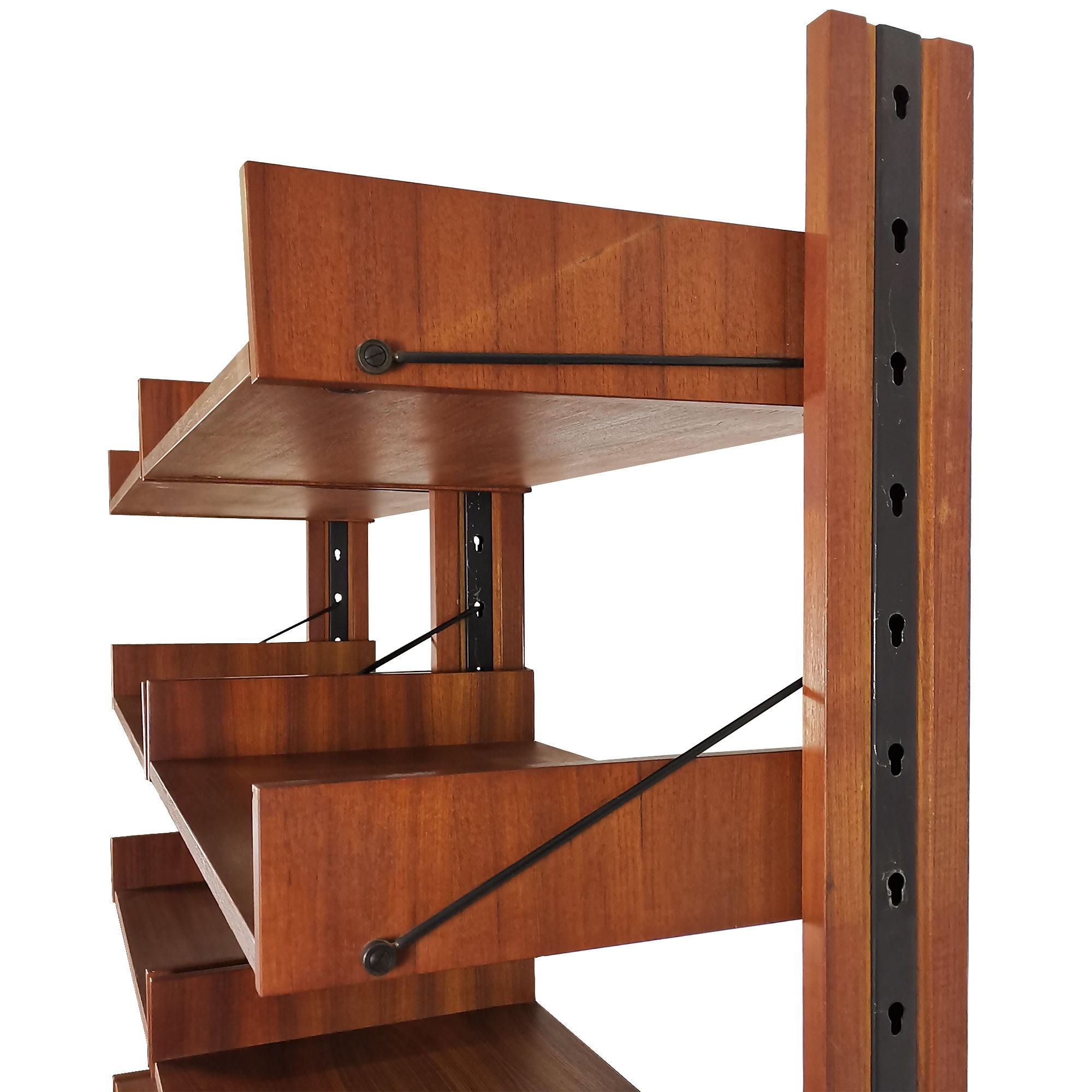 Meuble de rangement modulaire moderne du milieu du siècle dernier avec six étagères, teck, acier et laiton - Italie Bon état - En vente à Girona, ES