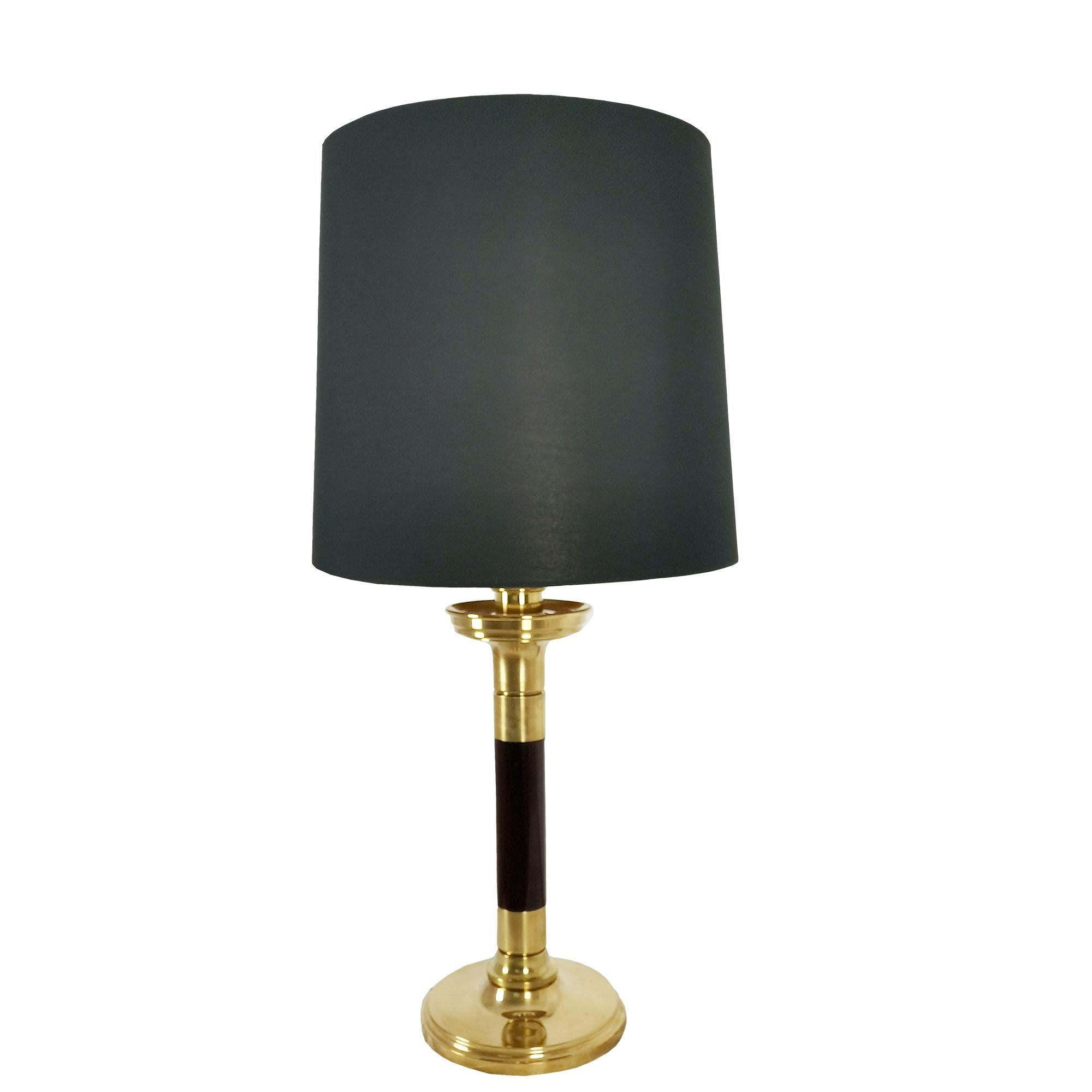 Pair of large table lamps, solid mahogany stand with French polish finishing and polished brass, topped by an ivory lacquered steel shaft and shade fixing system, lampshades redone in black cloth with gold inside. New electricity and wiring.
Brand: