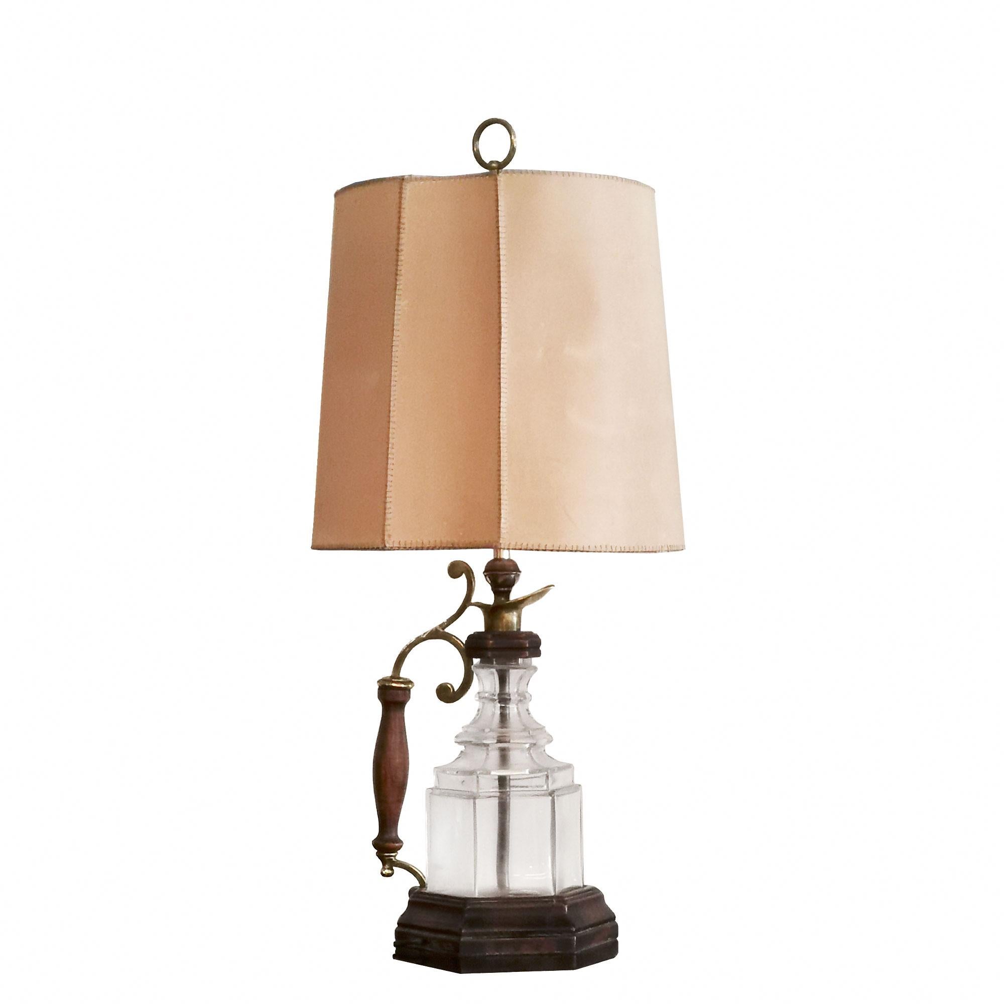 Pair of large table lamps in weathered larch wood, thick glass and solid brass. Original hand sewn parchment lampshades. Two lights.
Desing and fabrication: Valentí

Spain c. 1960

Measures: cm Diameter 40 x 86 / Lampshade Diameter 40 x
