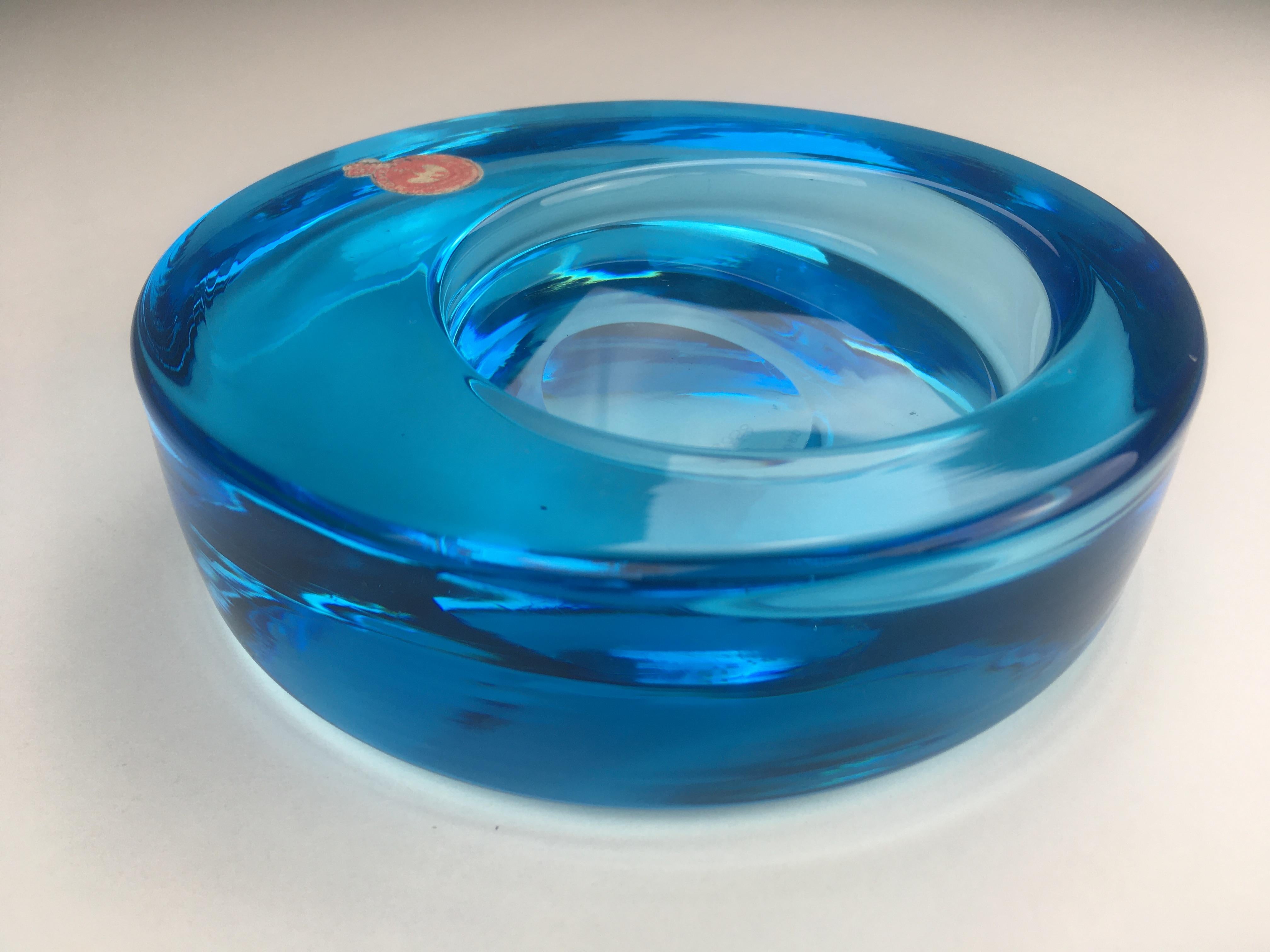 Äußerst seltener dänischer mundgeblasener Prototyp eines blauen Glasaschenbechers - Schale von Per Lütken für Holmegaard.

Der kreisrunde, mundgeblasene Aschenbecher weist eine extrem reichhaltige Mischung aus fast allen Blautönen auf, vom sehr,