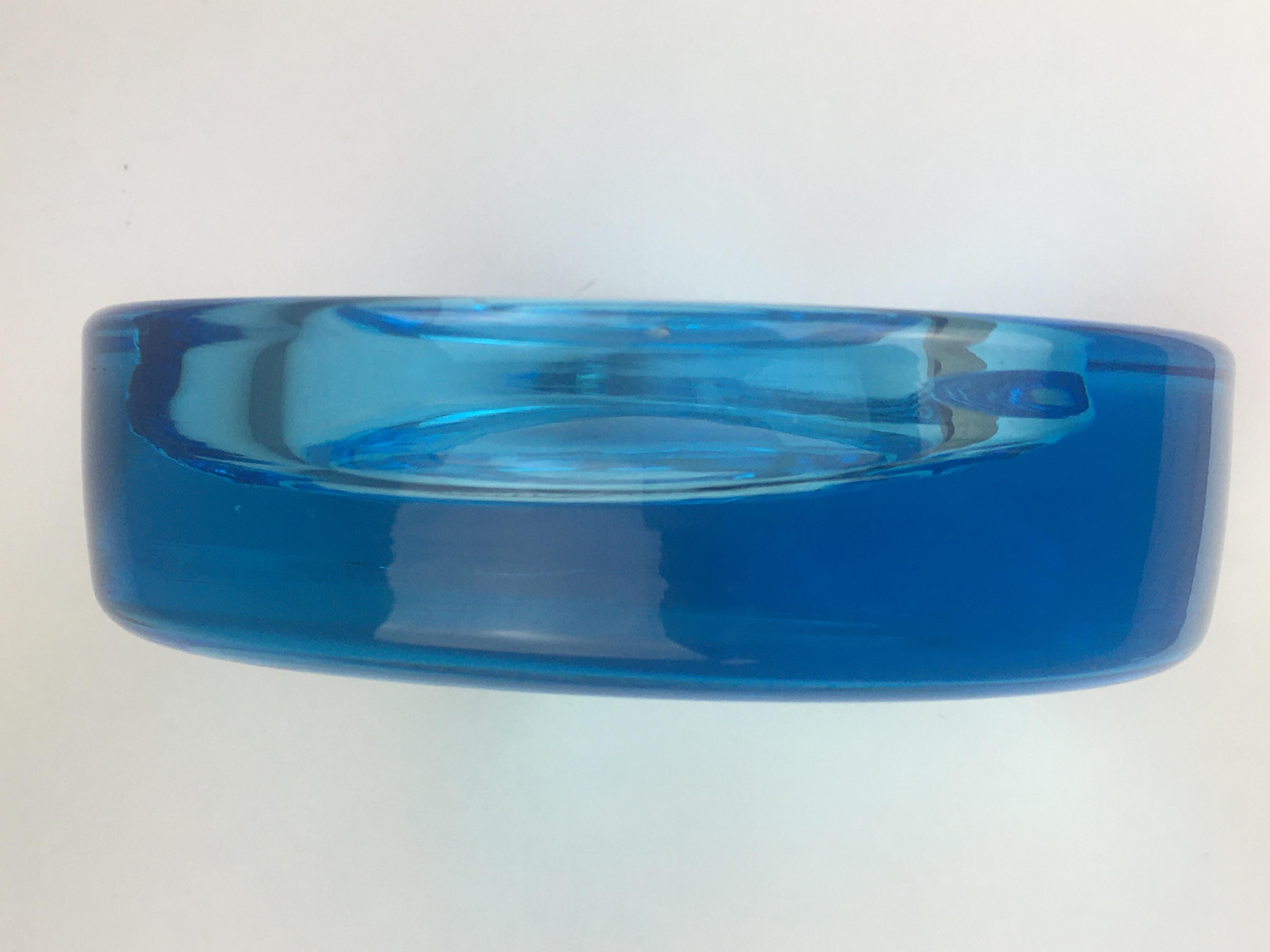 1960er Jahre Prototyp eines mundgeblasenen Aschenbechers aus blauem Glas, Schale von Per Lütken für Holmegaard (Mitte des 20. Jahrhunderts) im Angebot