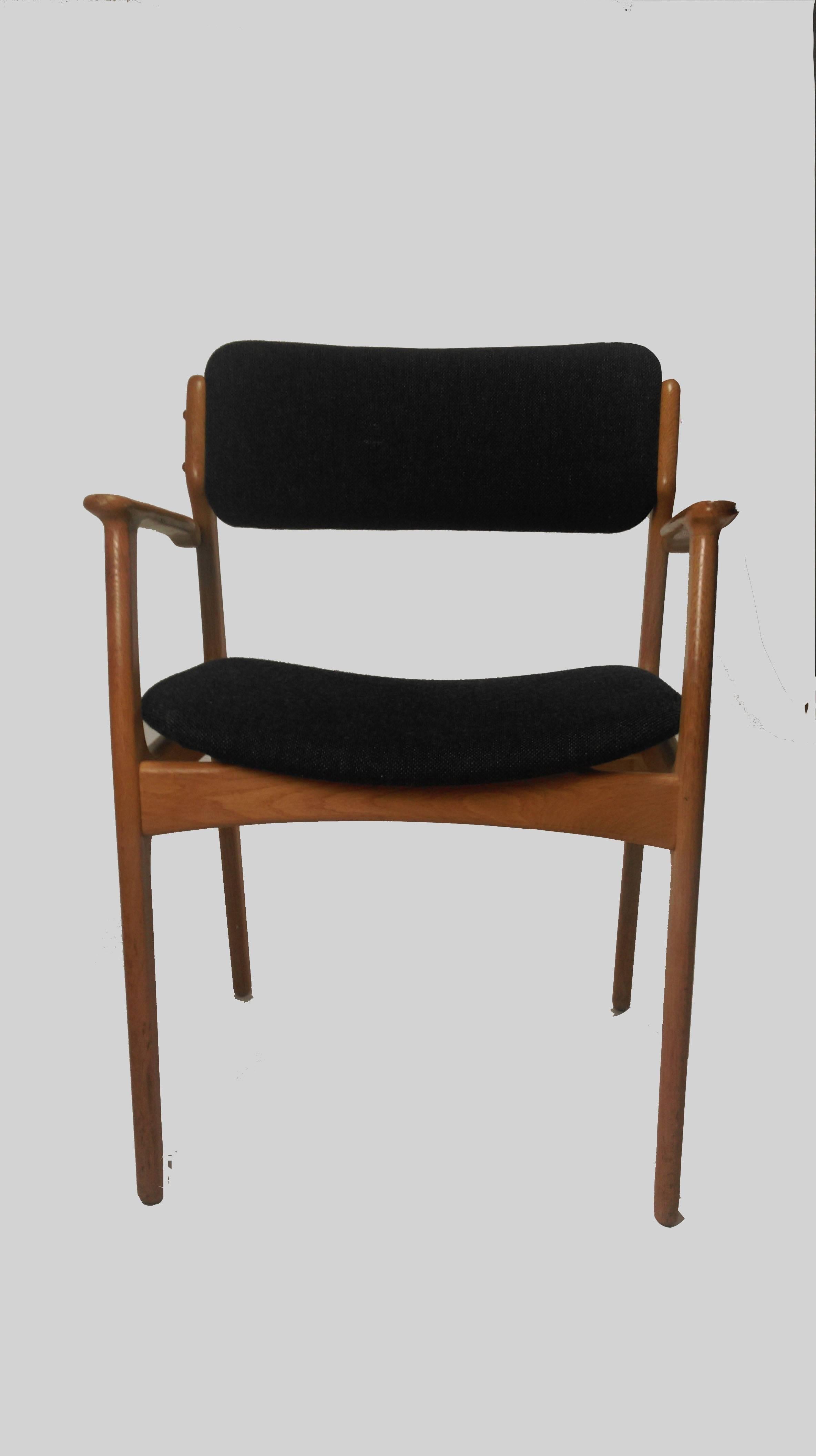 Elegants mais solides, les fauteuils Erik Buch modèle 50 présentent un excellent travail du bois qui témoigne d'une bonne conception et d'un savoir-faire artisanal.

Une construction en chêne massif avec l'élégante assise flottante et le dossier