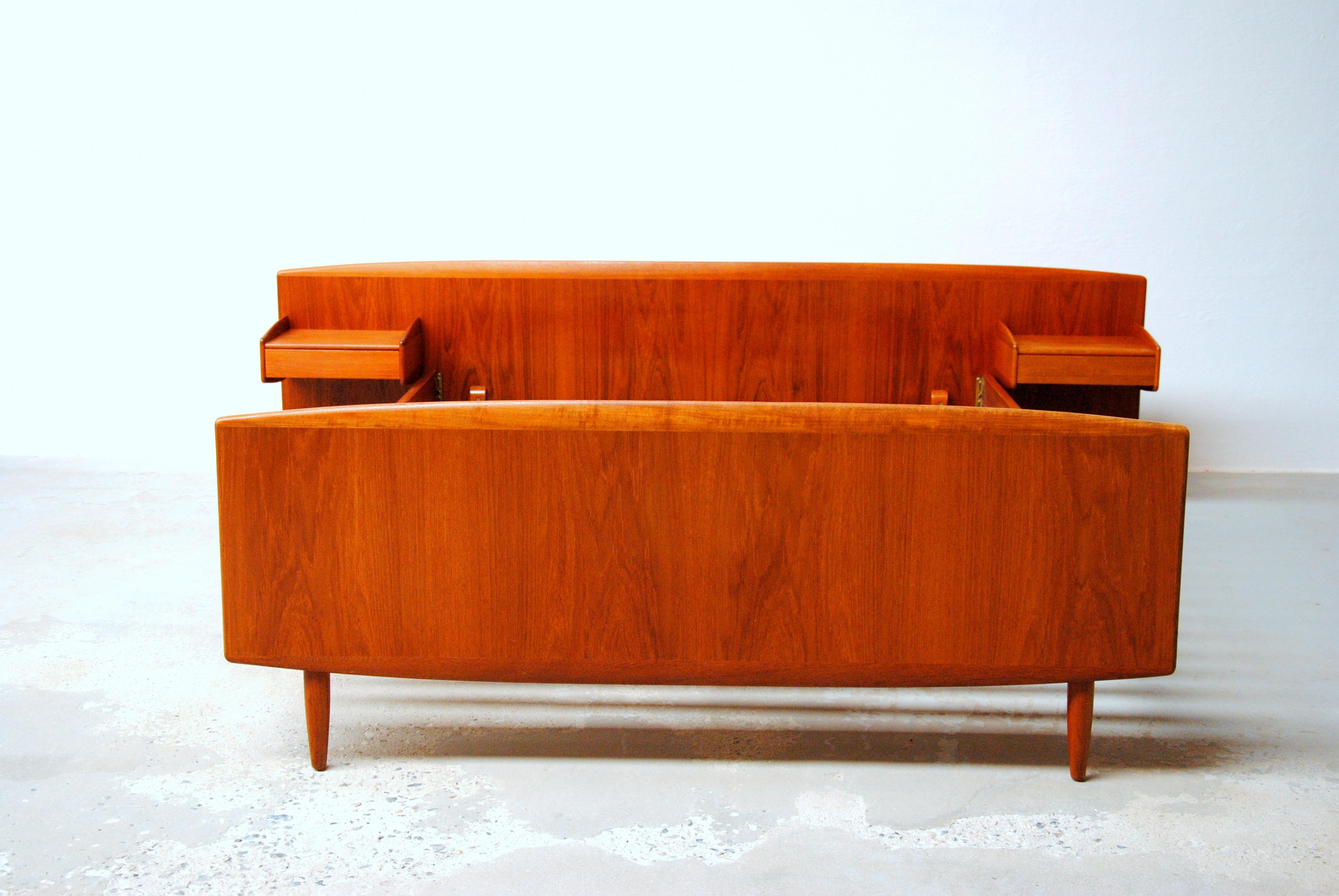 1960's Restored Danish Melvin Mikkelsen teak bed with integrated nightstands.

Rare and unusual fully restored 1960's Melvin Mikkelsen teak bedroom set consisting of 3/4 seized double bed with integrated nightstands in the headboard.

Like most of