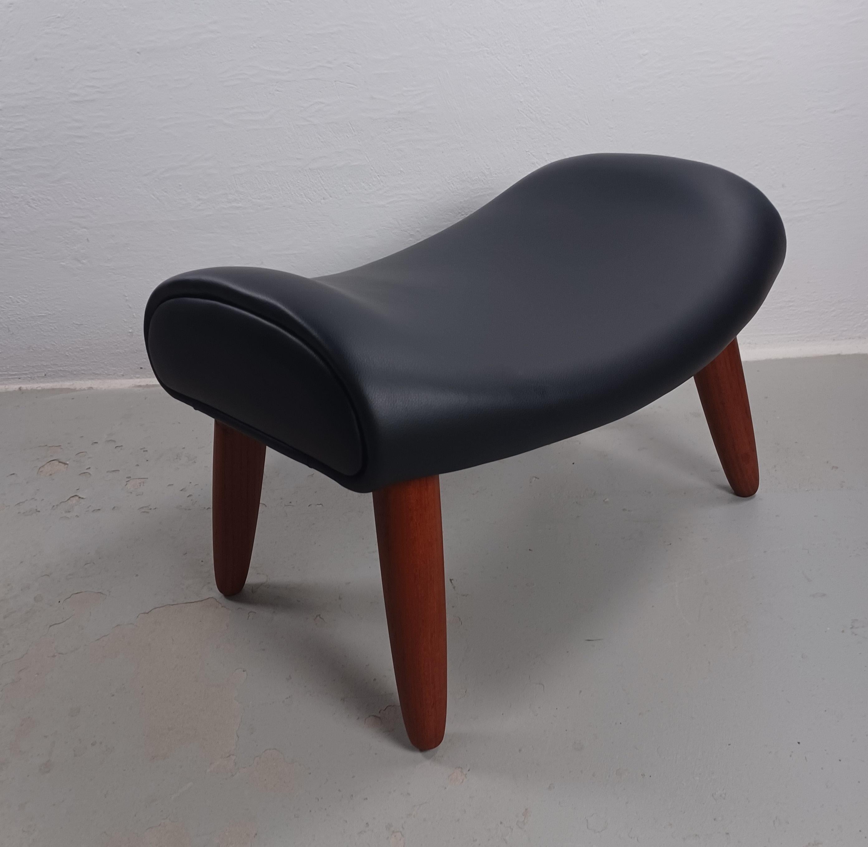 1950´s Reupholstered Danish footstool in teak and black leather

Danish footstool from the 1960´s in solid teak with elegant curved seat making it comfortable to sit on if needed.

The footstool has been fully restored boy our cabinetmaker to ensure
